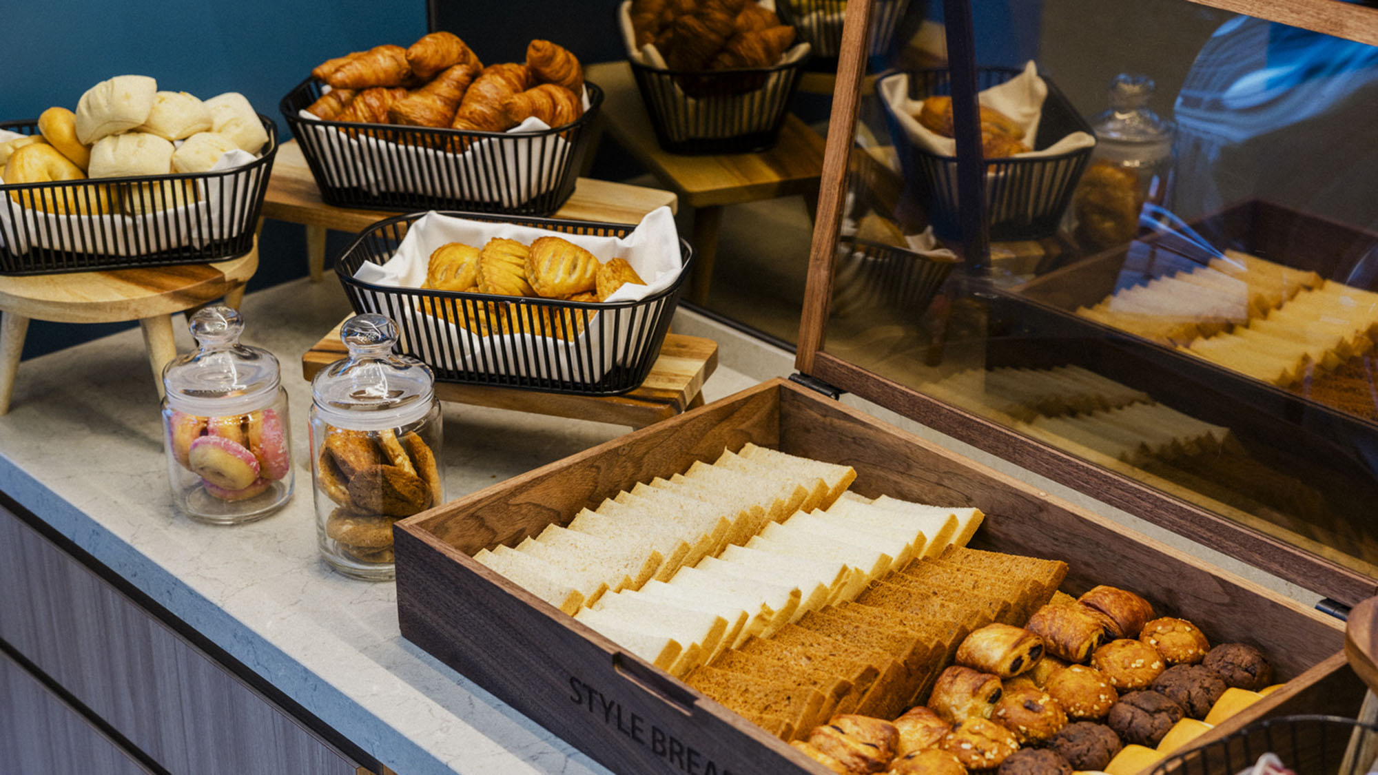 【朝食】種類豊富なパン