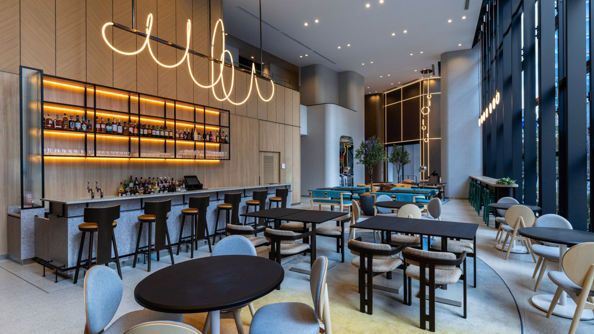 1階『Komyuniti』は、一日の移ろいに合わせて表情を変えるダイニングバー。