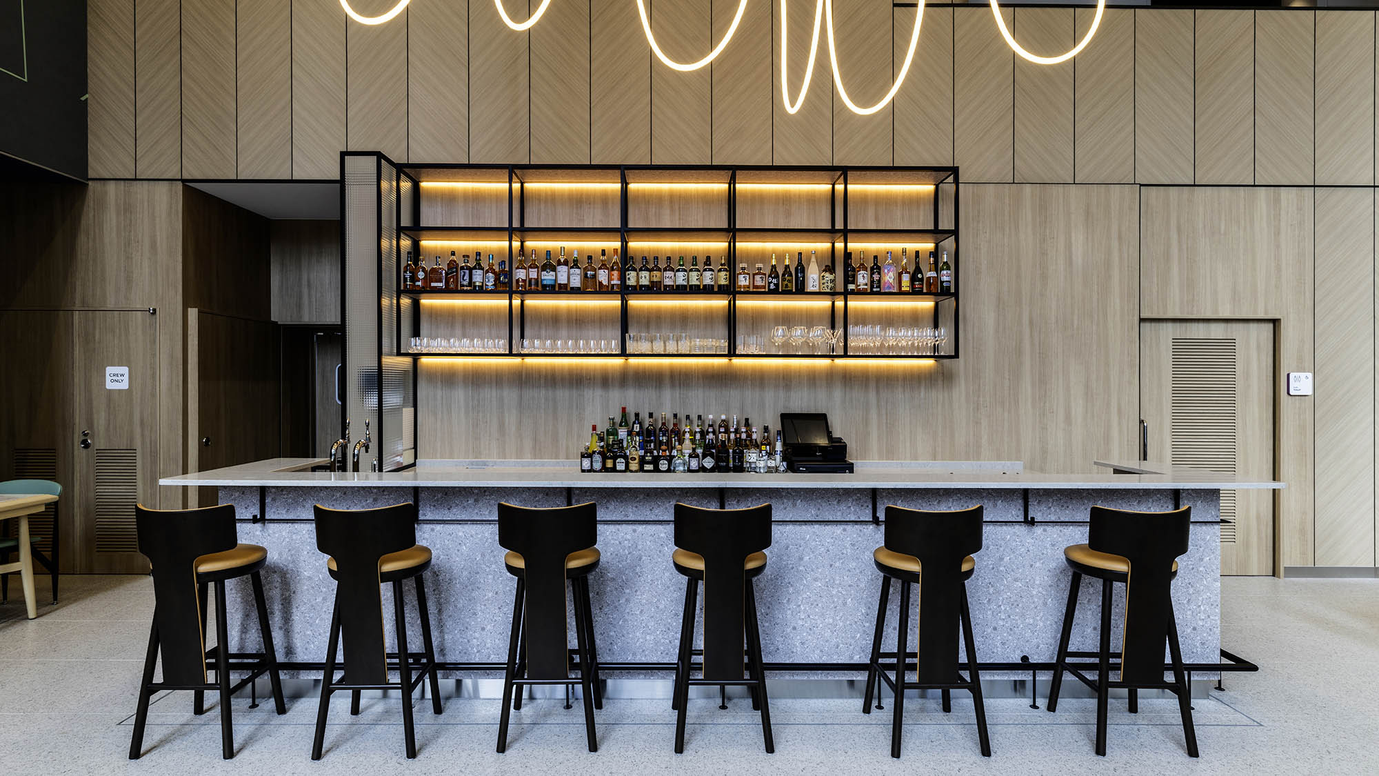 1階『Komyuniti』は、一日の移ろいに合わせて表情を変えるダイニングバー。