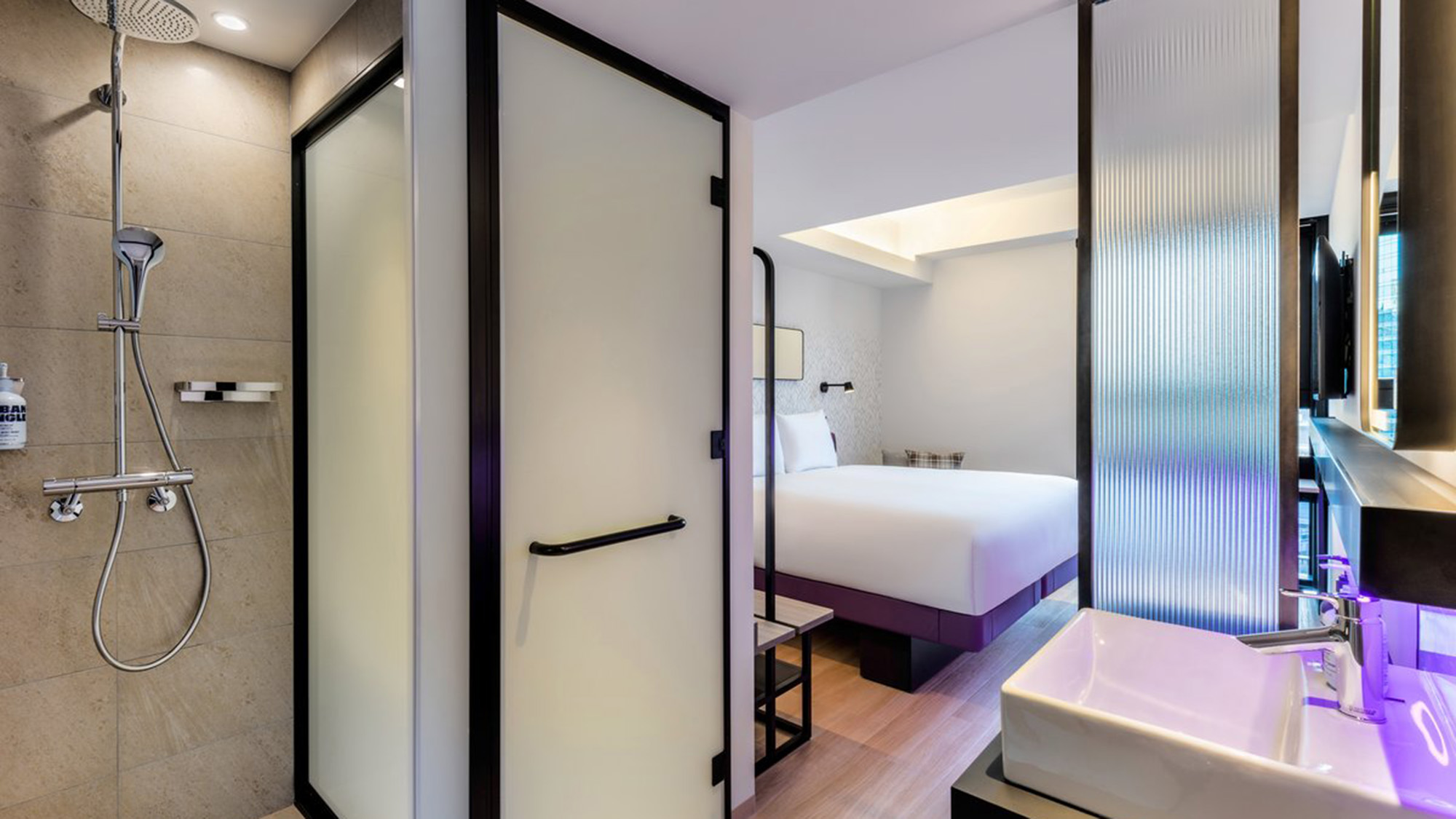 【ファーストクラスキング】YOTELの要素が詰まった、ゆとりあるファーストクラスルーム。