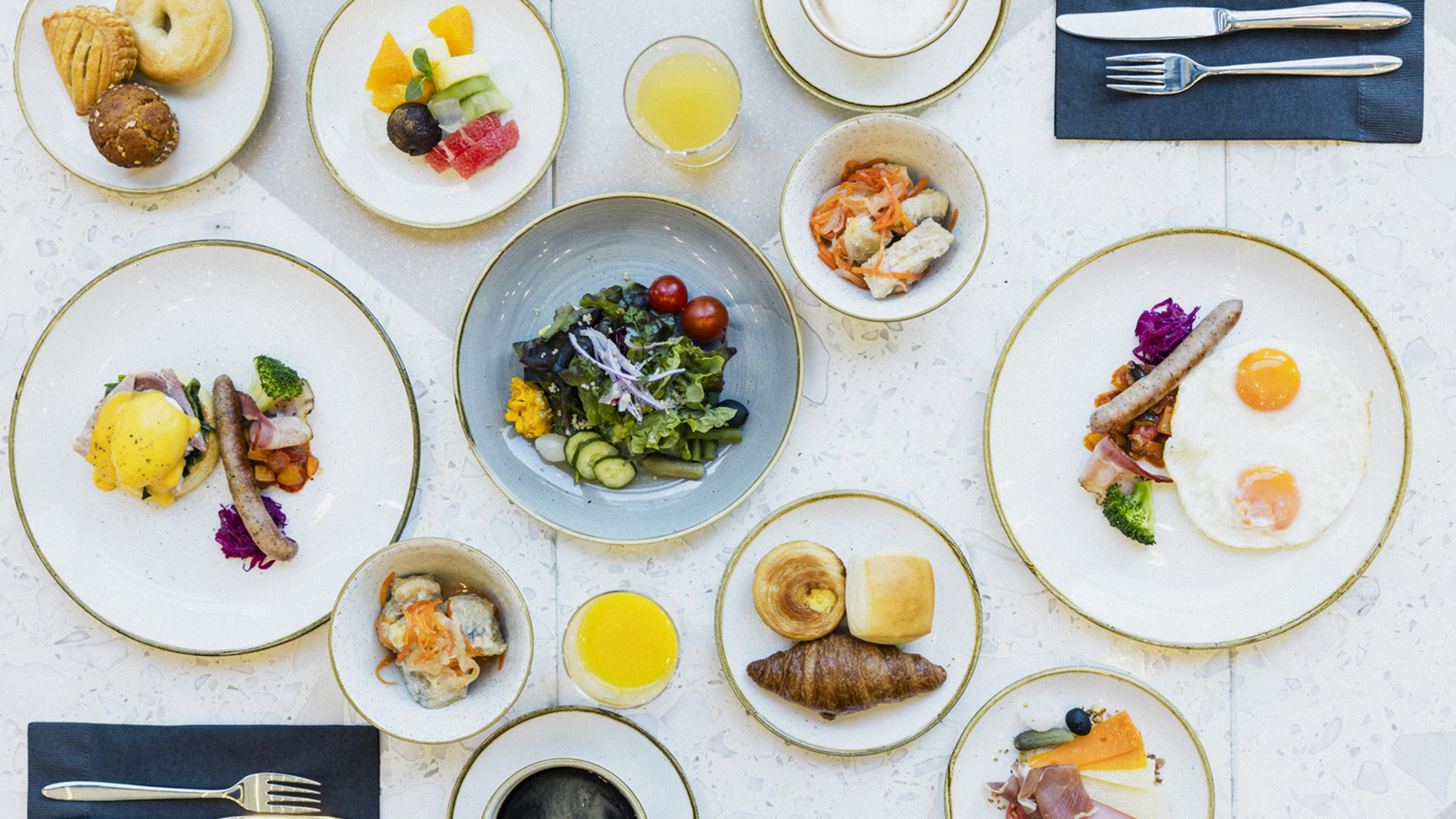 【朝食】和洋組み合わせた朝食ブッフェをご用意しております。