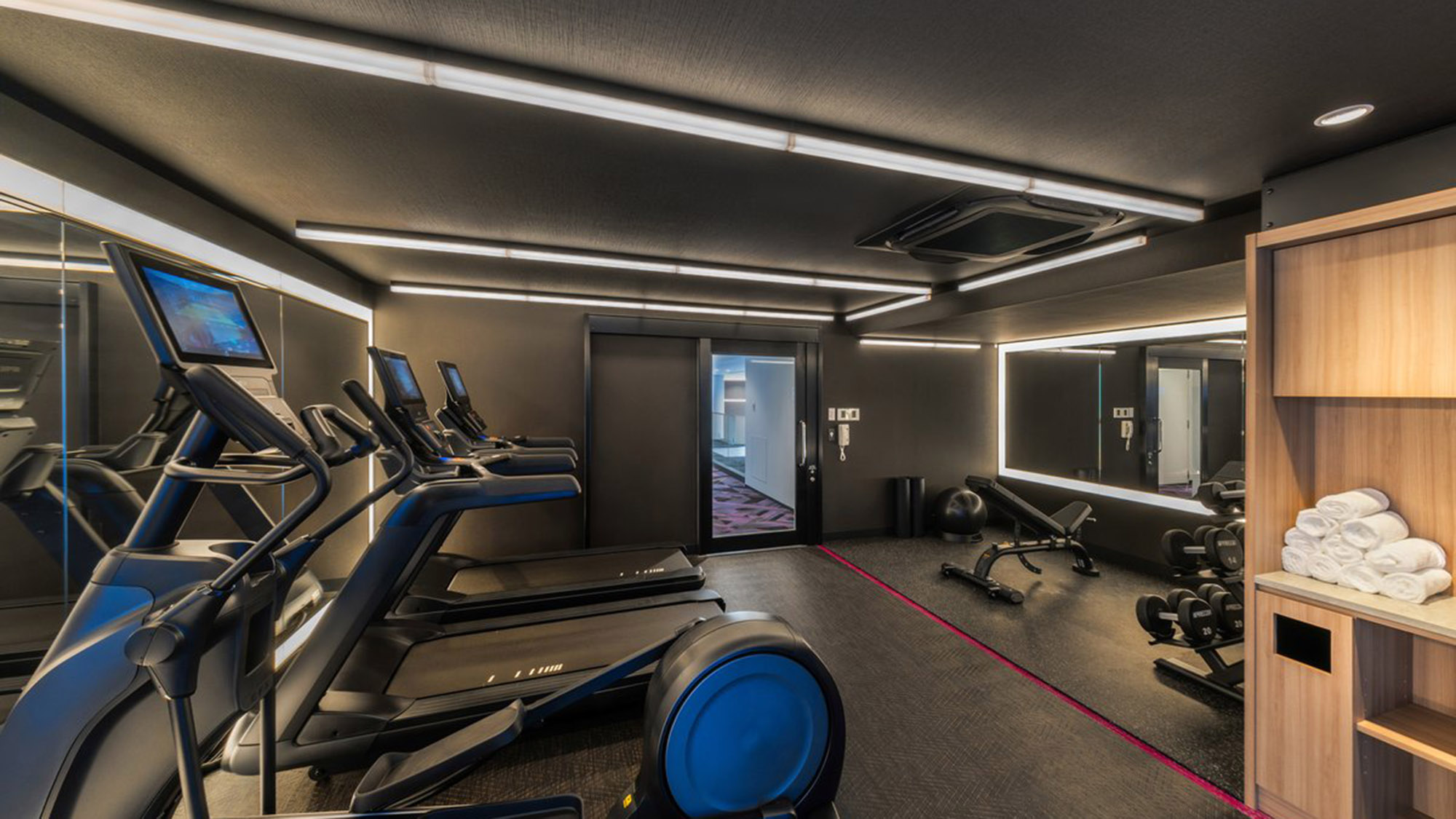 24時間ご利用いただけるジムには、ランニングマシーン、ウェイトトレーニングの機械を設置。