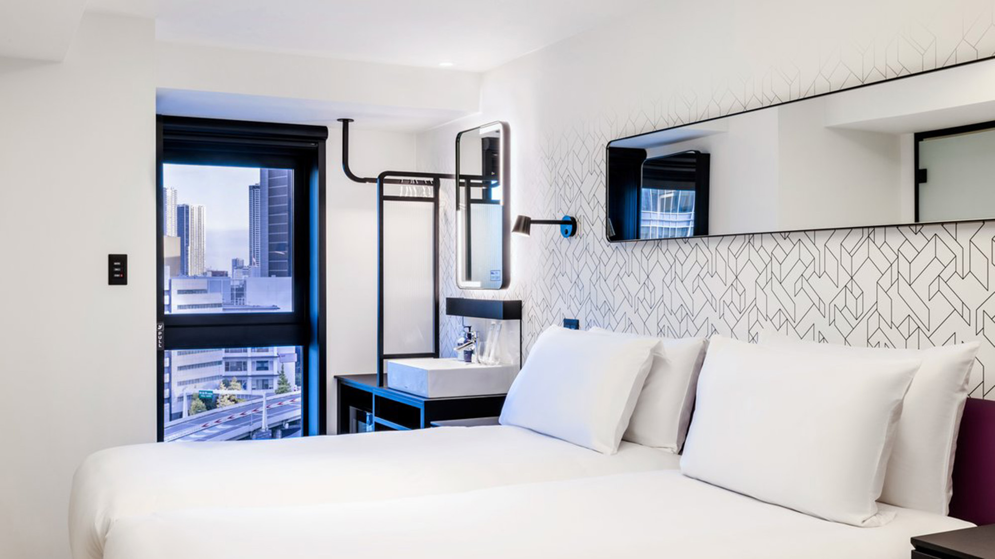 【プレミアムツイン】お部屋をお二人でご利用するのに最適な、シングルベッドが2台用意されています。