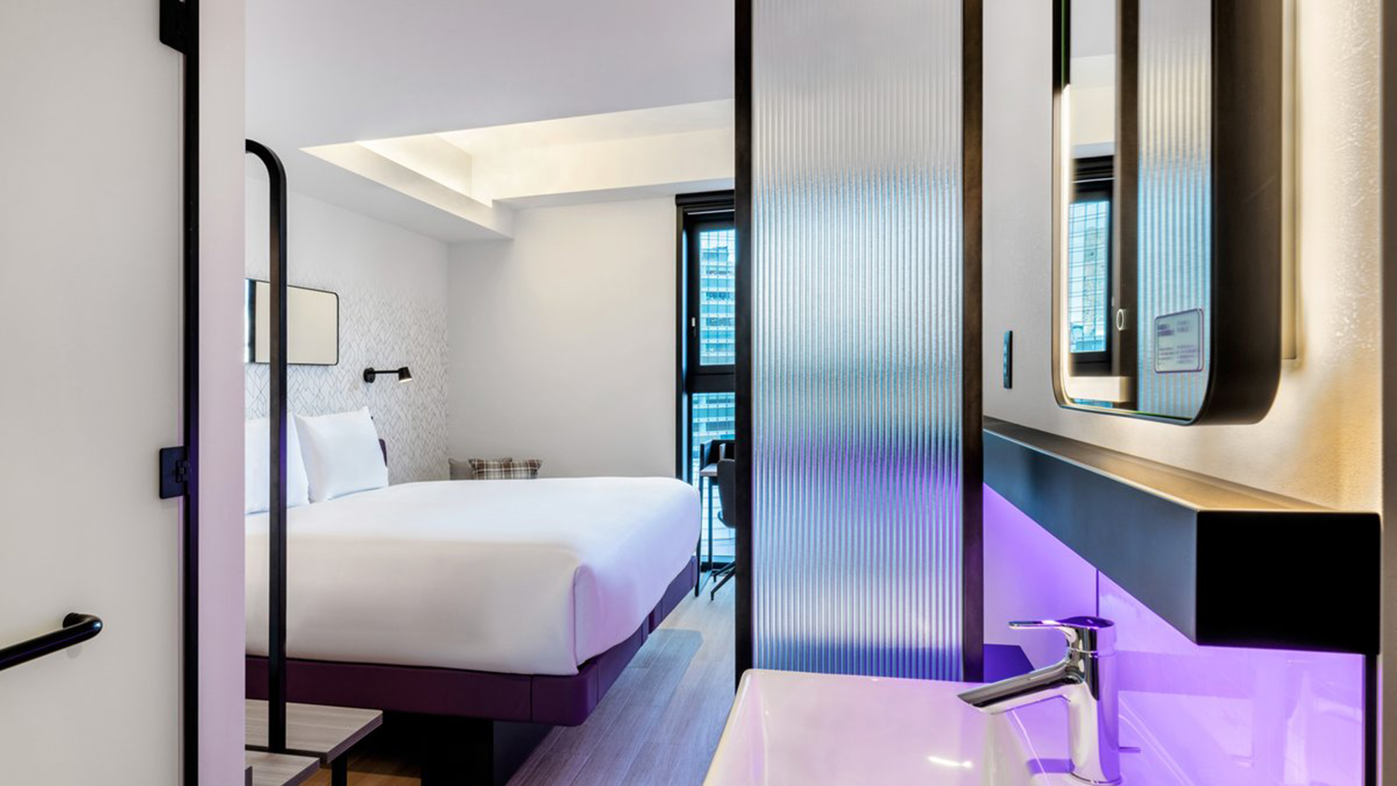 【ファーストクラスキング】YOTELの要素が詰まった、ゆとりあるファーストクラスルーム。