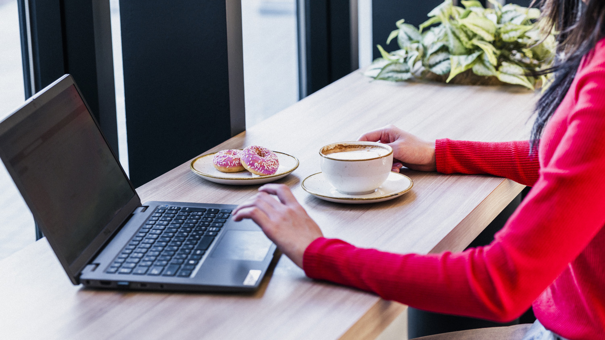 YOTEL東京銀座の1階に広がるコミュニティでは、柔軟なコワーキングスペースをご用意しています。