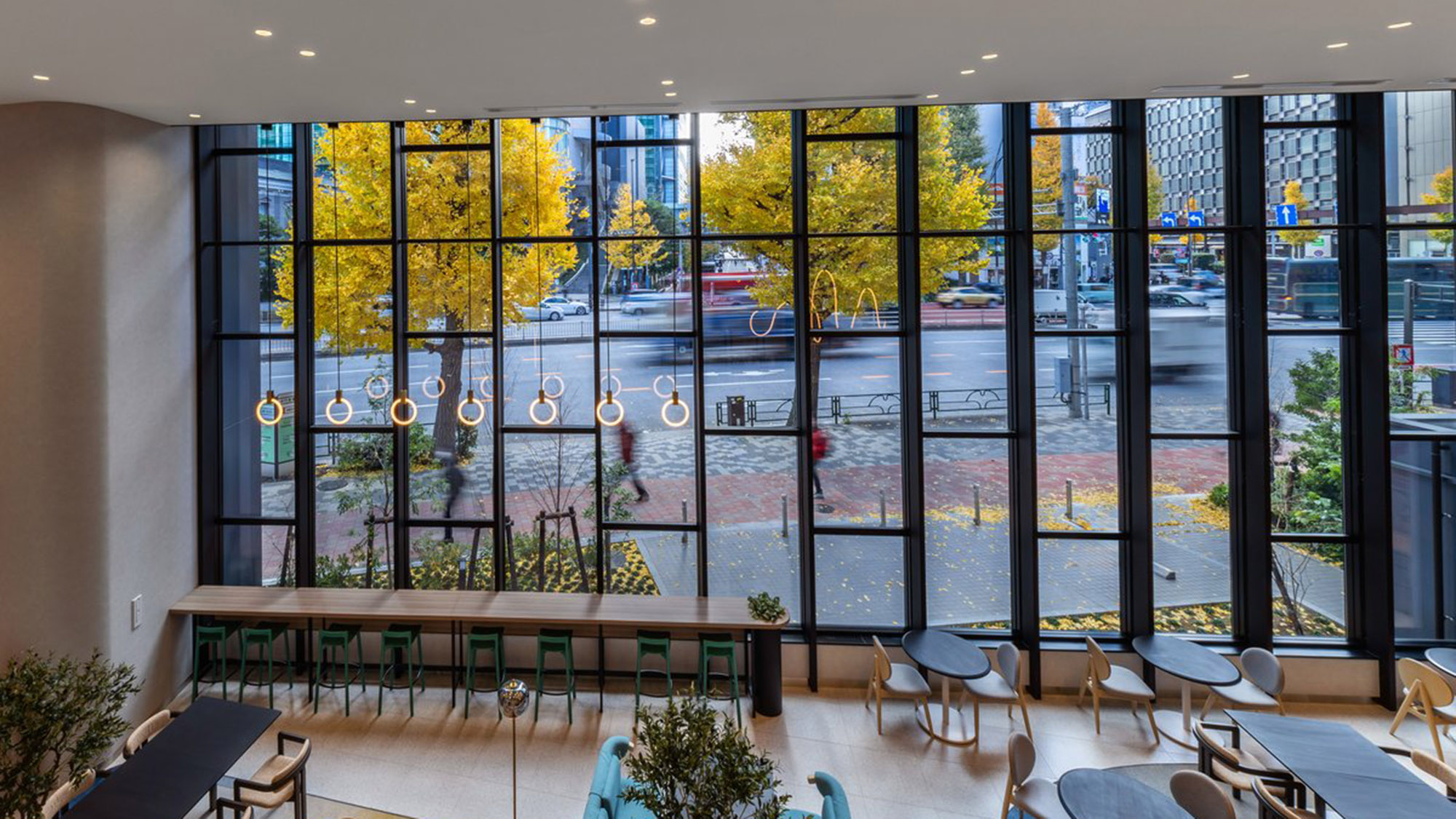 1階『Komyuniti』は、一日の移ろいに合わせて表情を変えるダイニングバー。