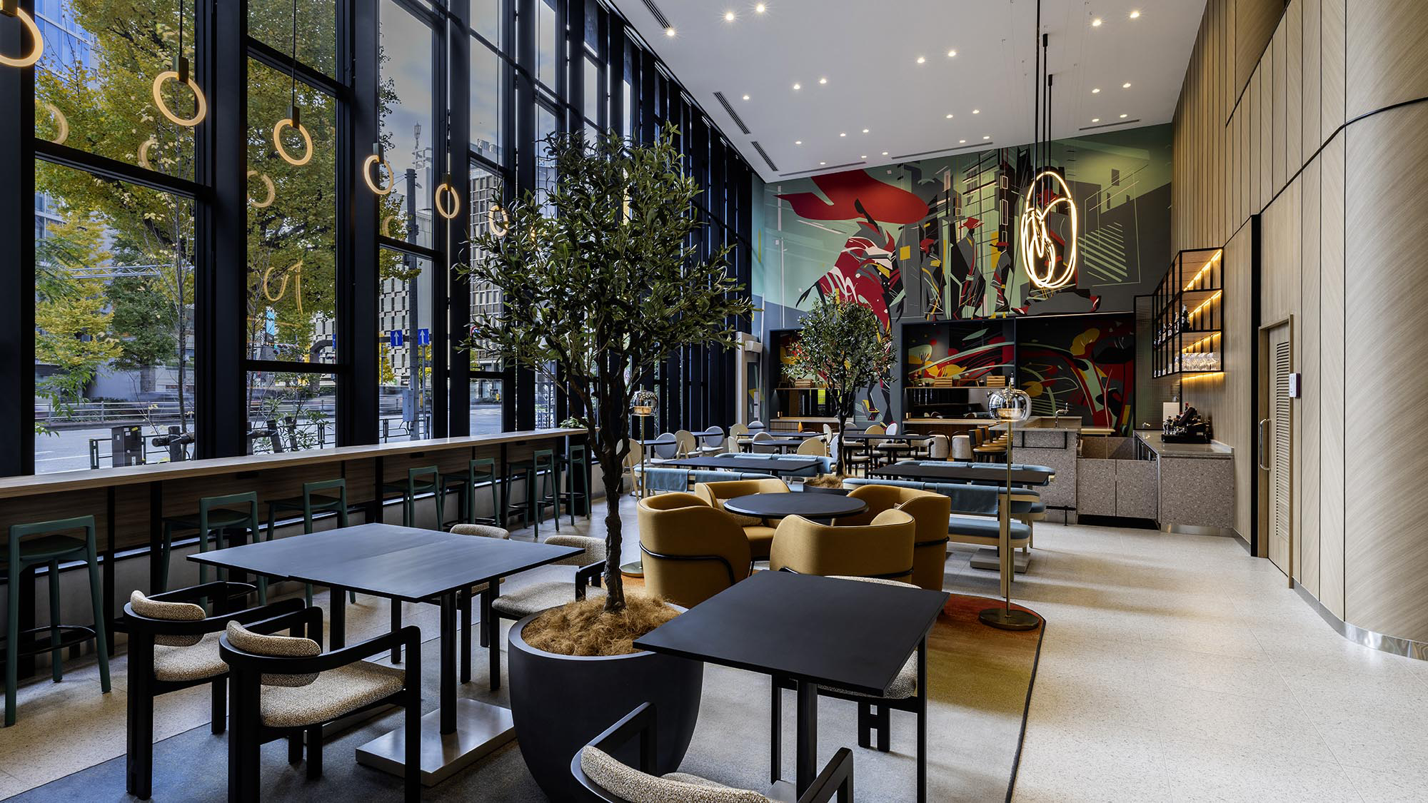 1階『Komyuniti』は、一日の移ろいに合わせて表情を変えるダイニングバー。