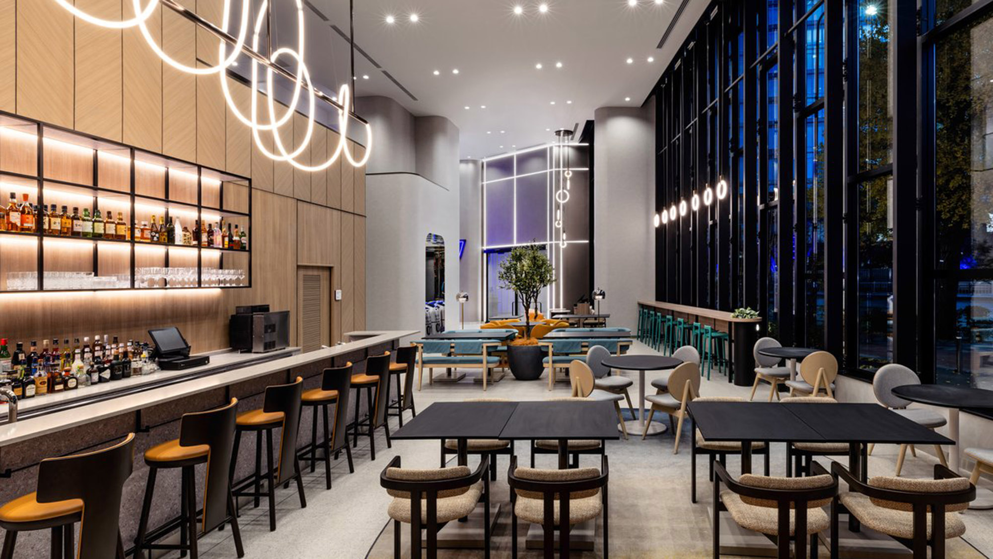 1階『Komyuniti』は、一日の移ろいに合わせて表情を変えるダイニングバー。