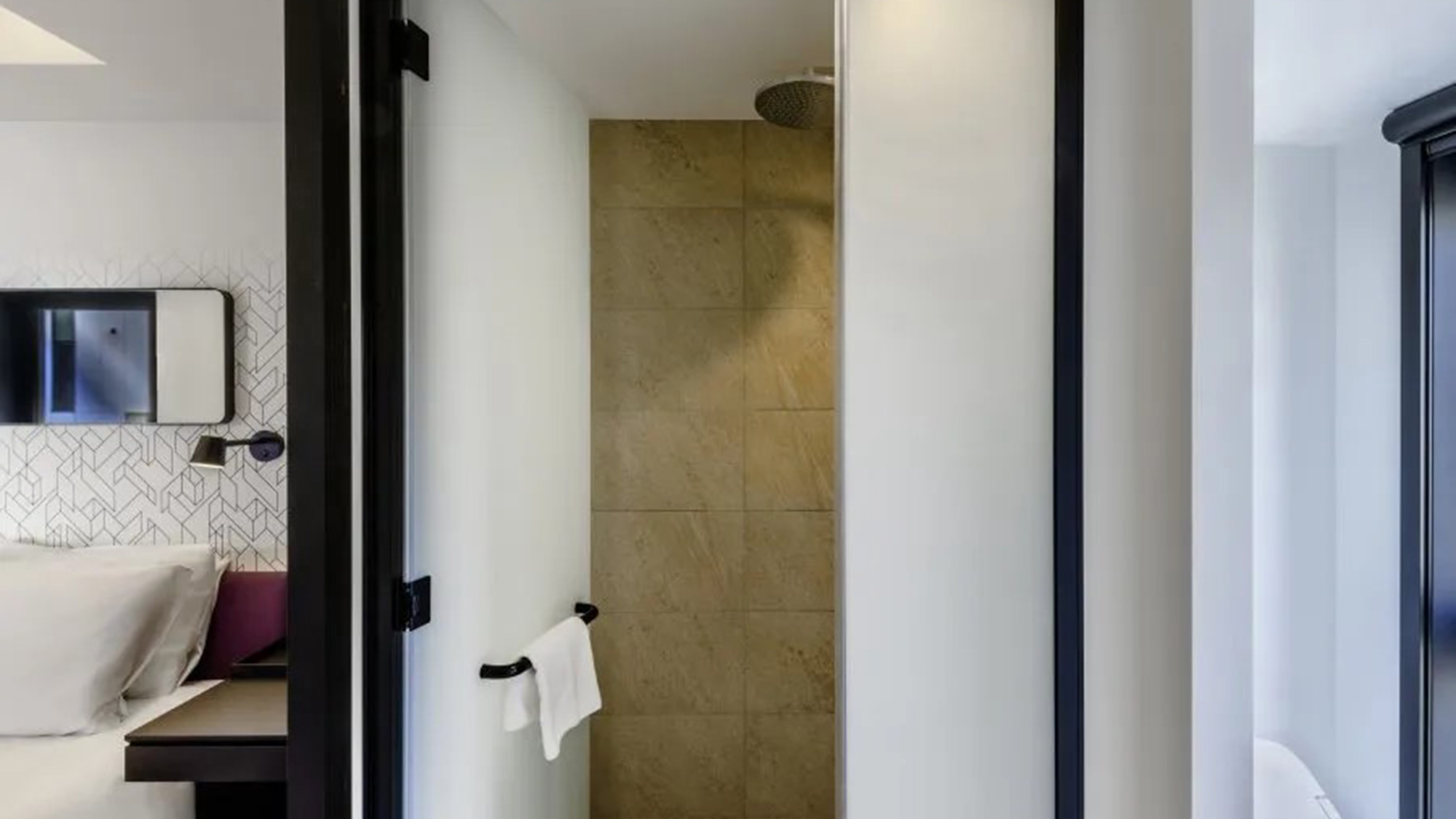 【プレミアムツイン】お部屋をお二人でご利用するのに最適な、シングルベッドが2台用意されています。