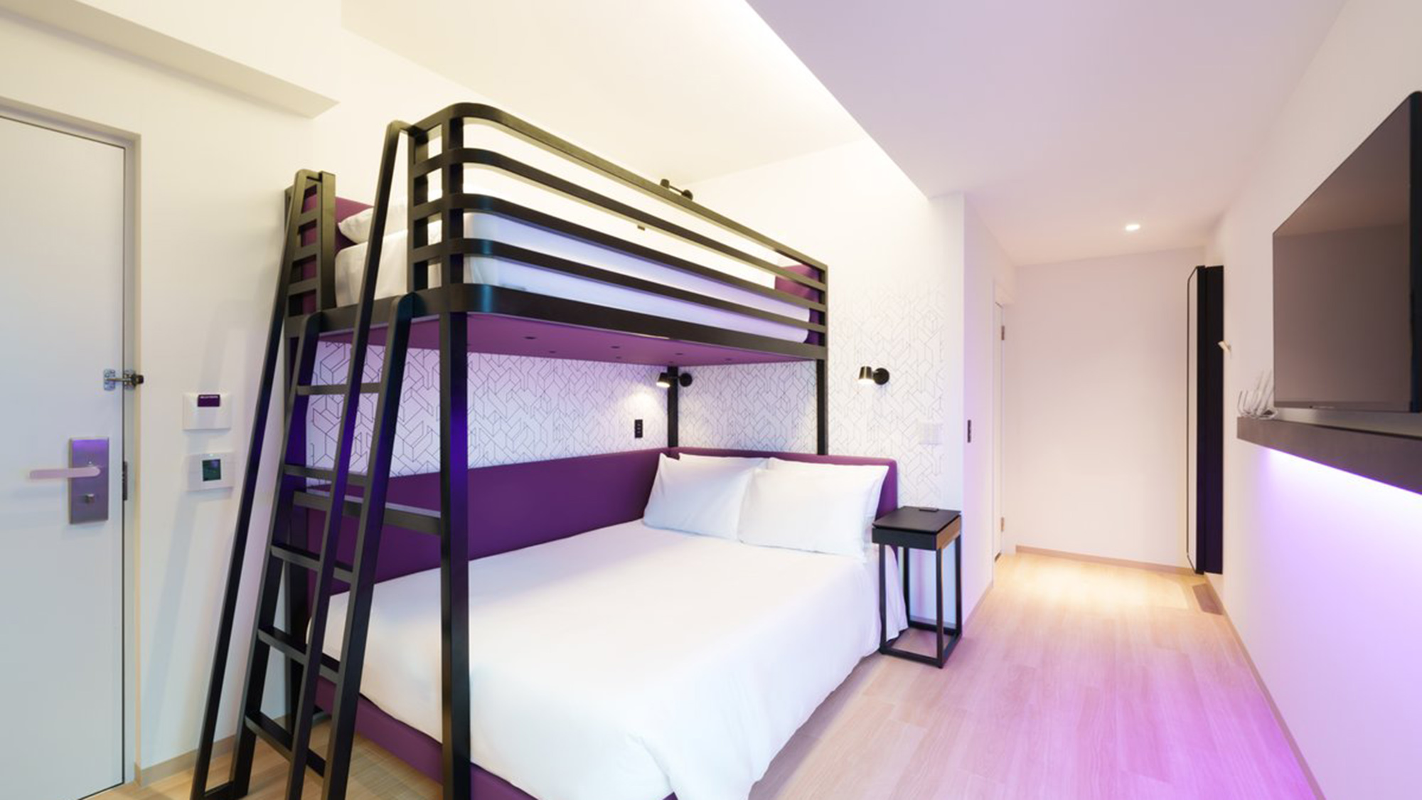 【ファミリースイート】専用廊下で2部屋がつながる、家族や友人に最適なスイート。