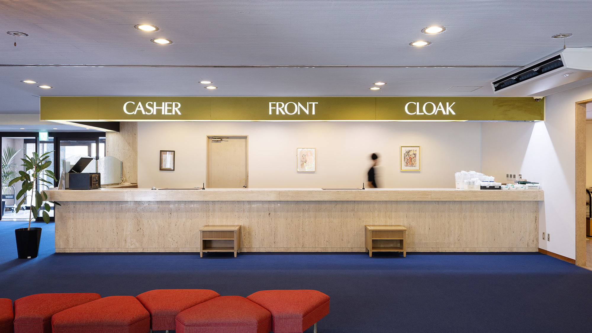 【フロント】繁華街からもアクセス抜群の当館で快適ステイ