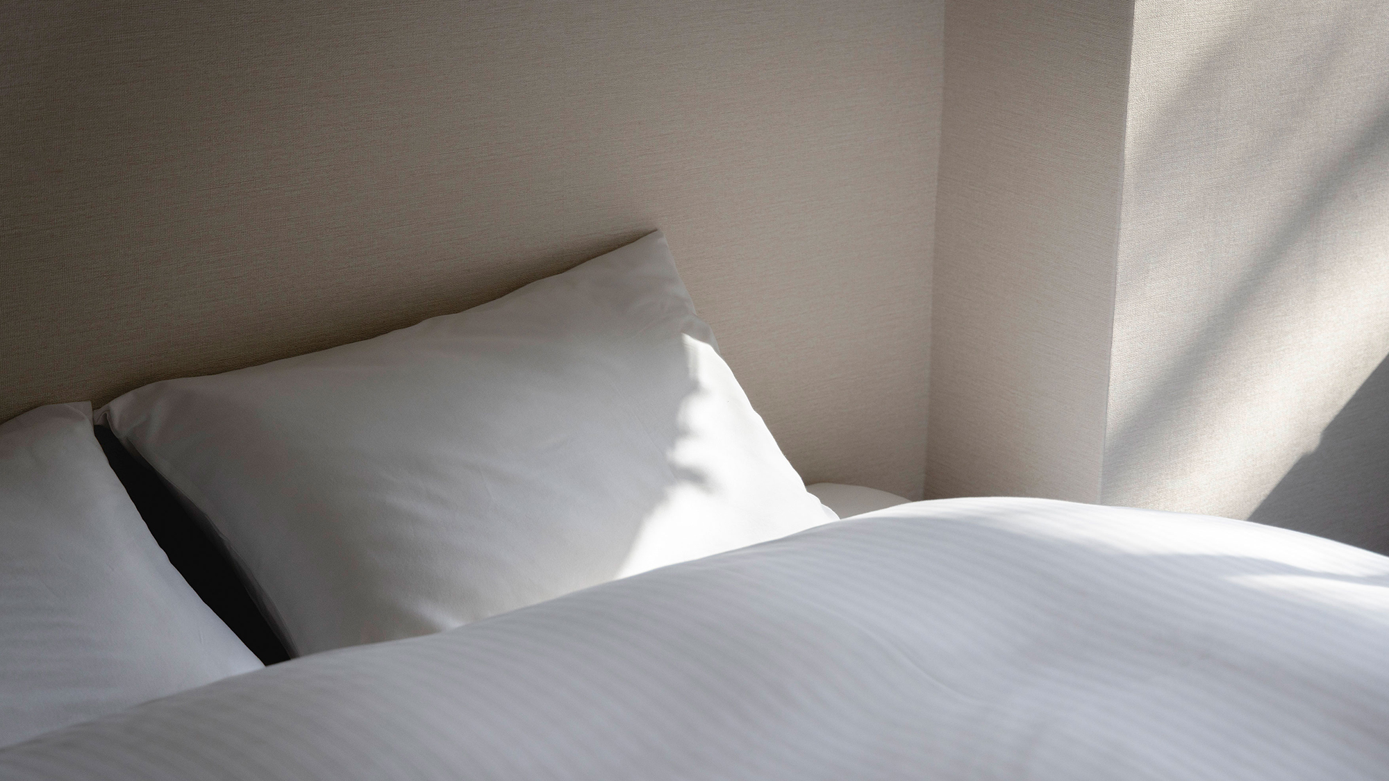 フランス社製クイーンベッドで快適な夜をお過ごしください。