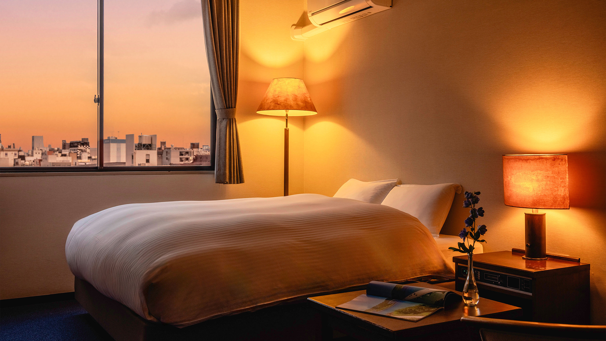 天気がいい日は茜色に染まる徳島の街並みを楽しめる客室も。