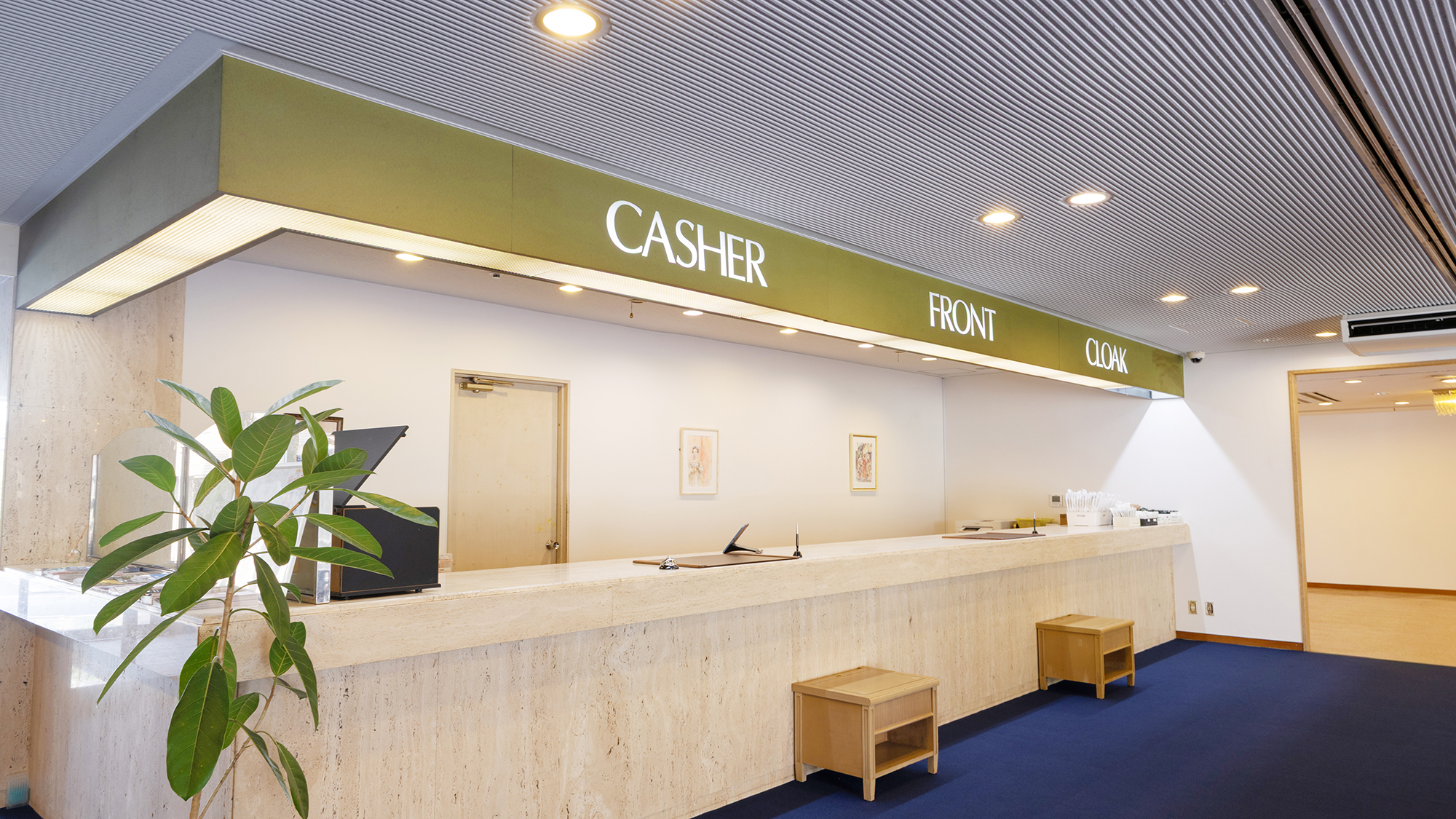 【フロント】繁華街からもアクセス抜群の当館で快適ステイ