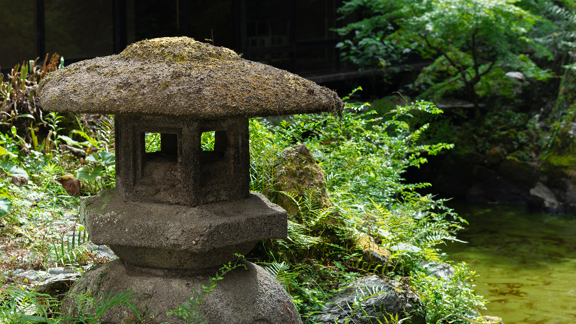 【中庭】ロビーから見える日本らしい庭園が、静かな癒しをお届けします。