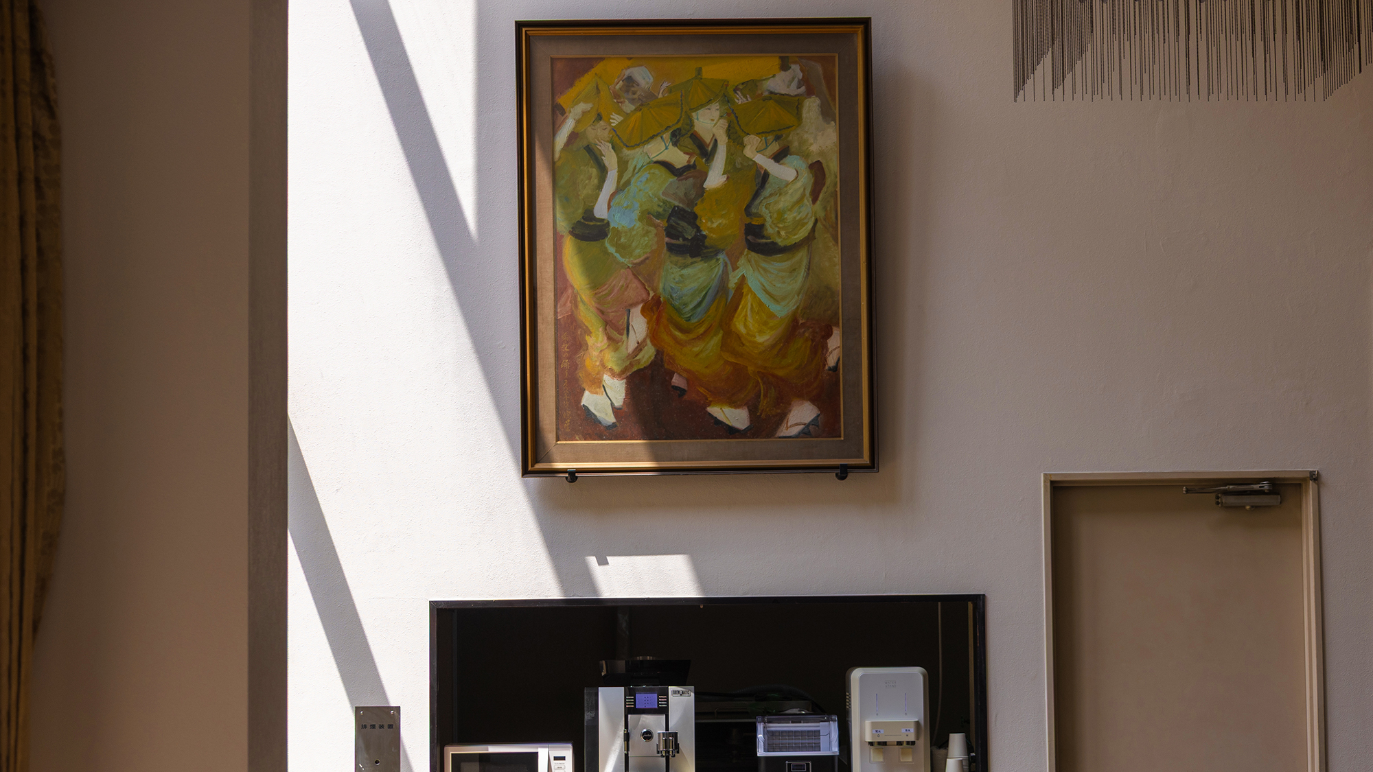 大きな窓のあるロビーには柔らかな光が差し込みます