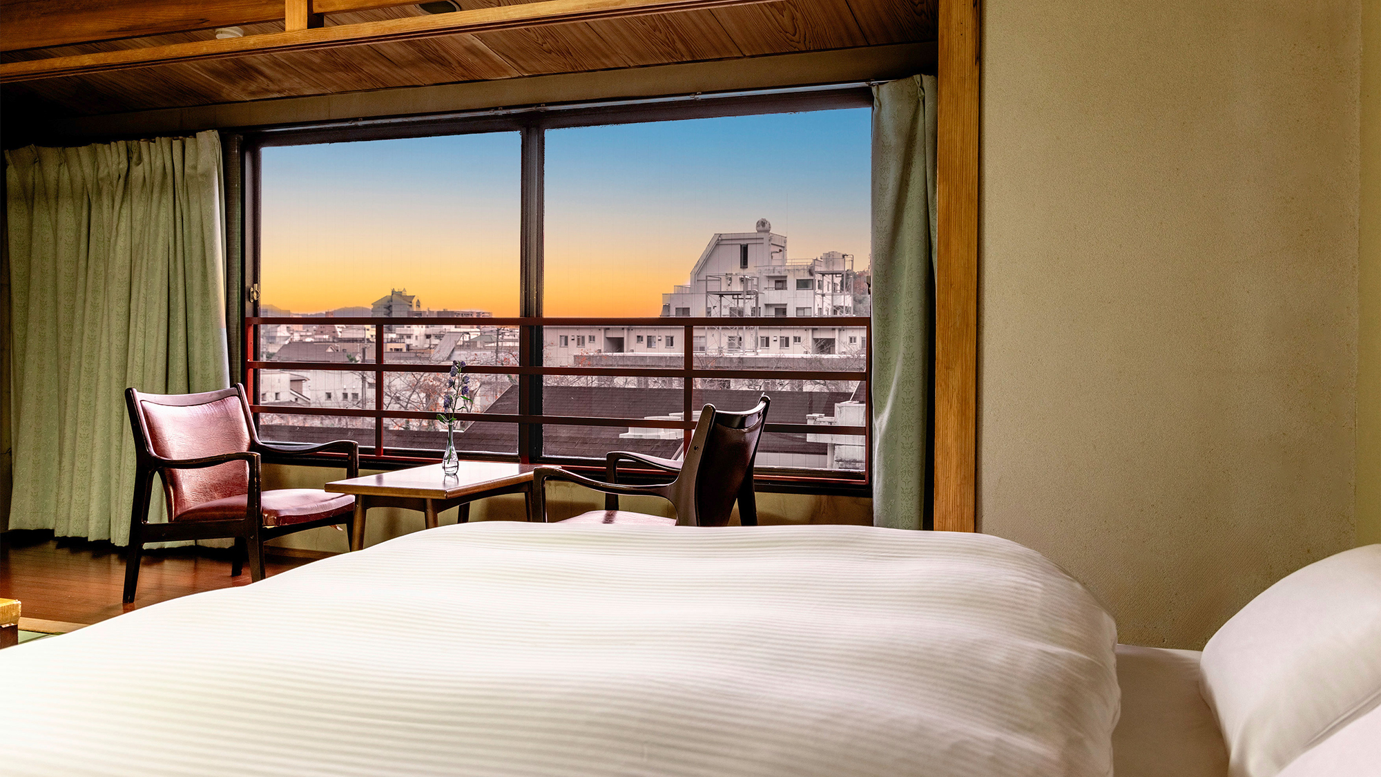 【和洋ダブル】フランス社製クイーンベッドで旅の疲れをほぐす