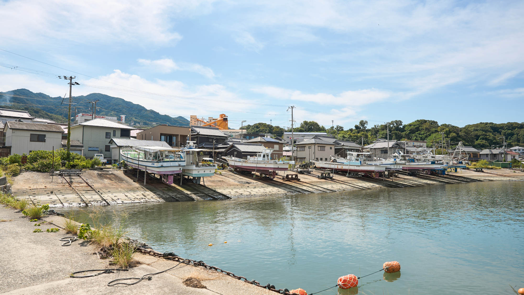 目の前の港で、のんびりと釣りを楽しめます。穏やかな波音と潮風に癒されるひとときを。