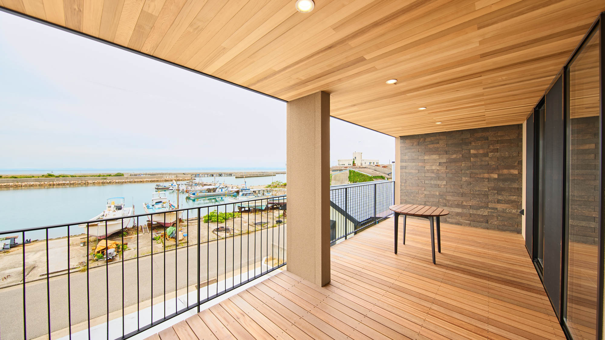 港を望む　バルコニー