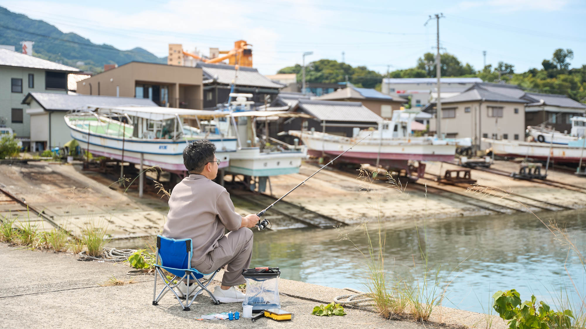 目の前の港で、のんびりと釣りを楽しめます。穏やかな波音と潮風に癒されるひとときを。