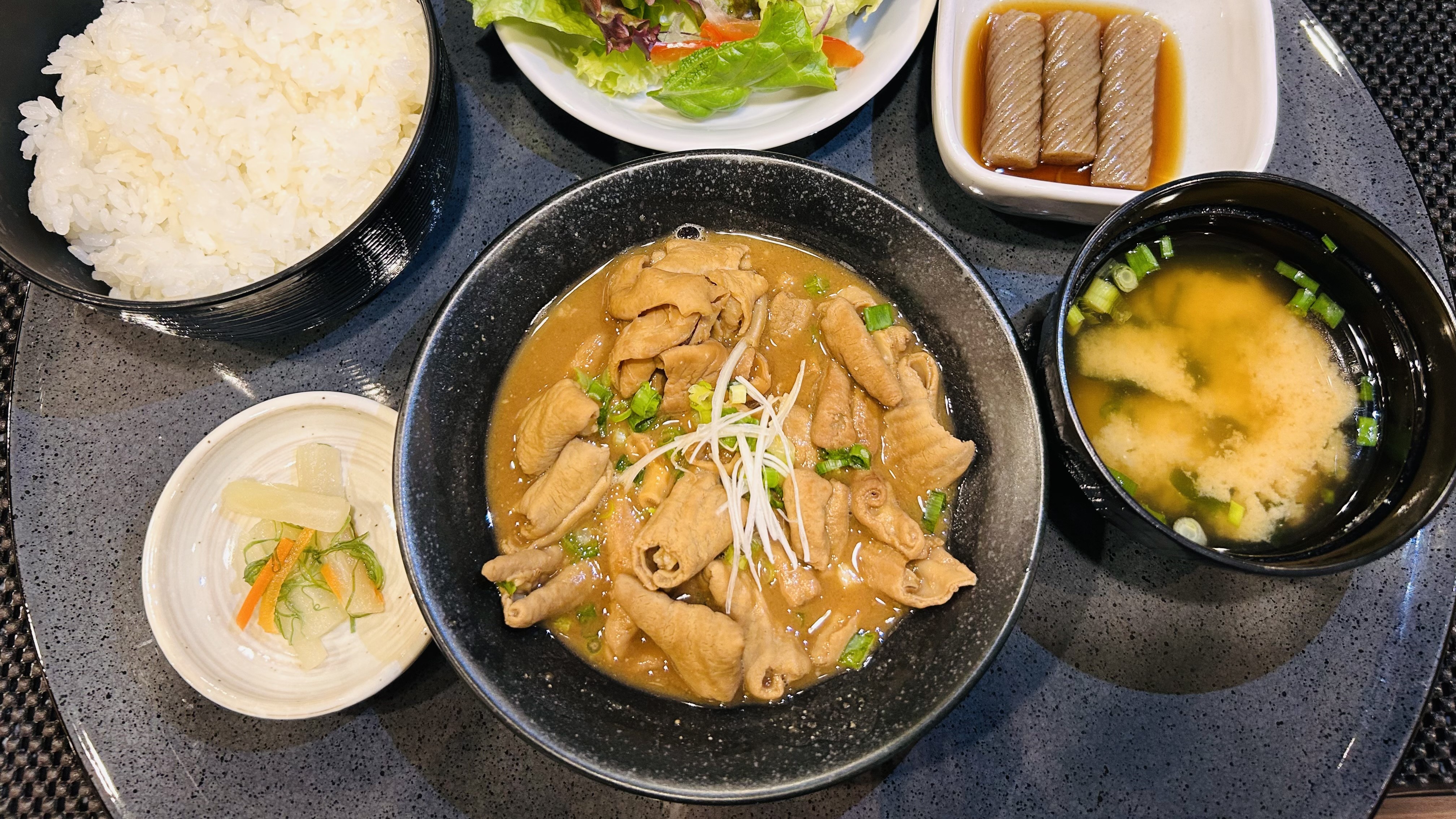 夕食～選べる定食メニュー　【ホルモン煮込み】