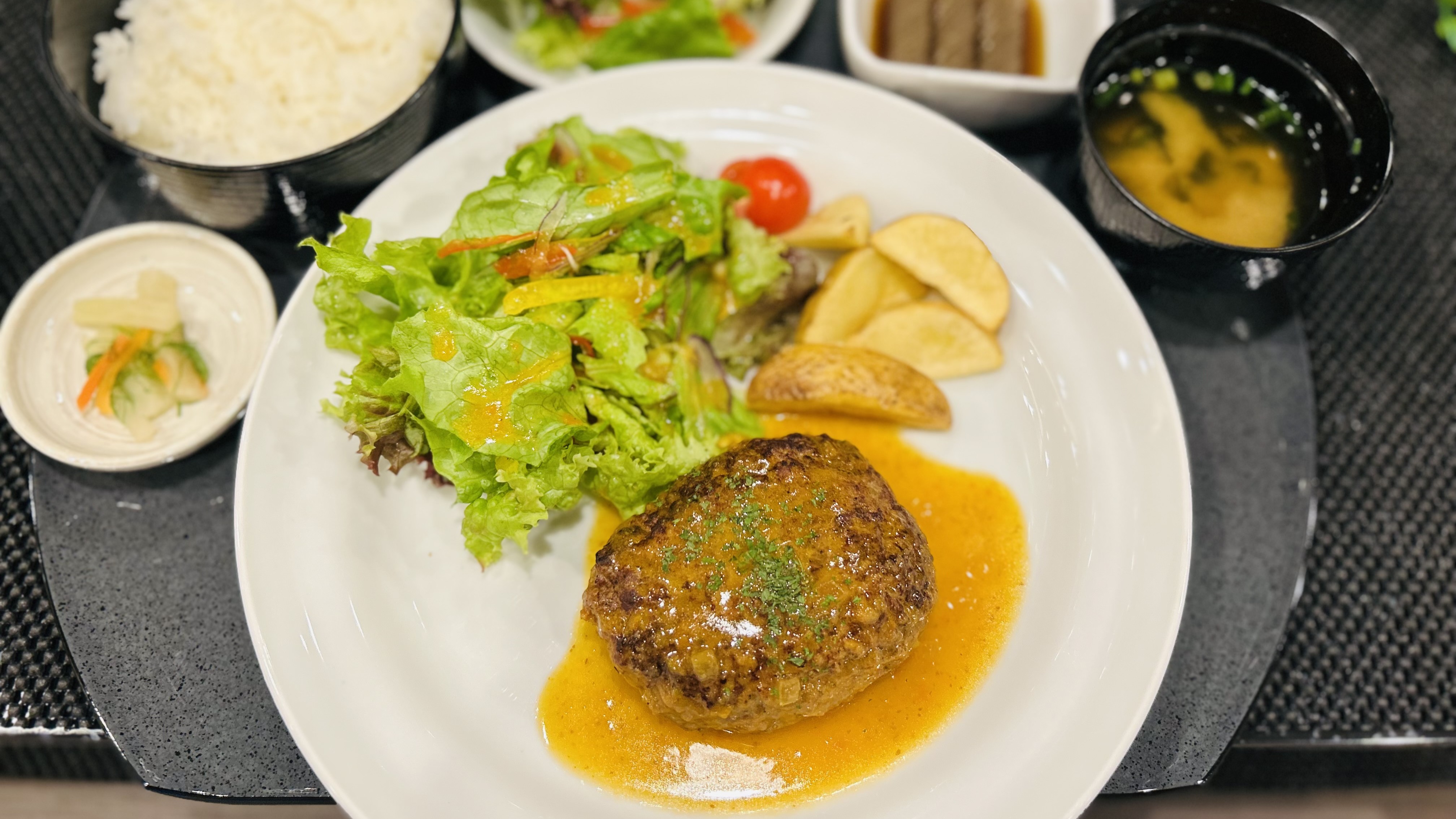 夕食～選べる定食メニュー　【ハンバーグ】