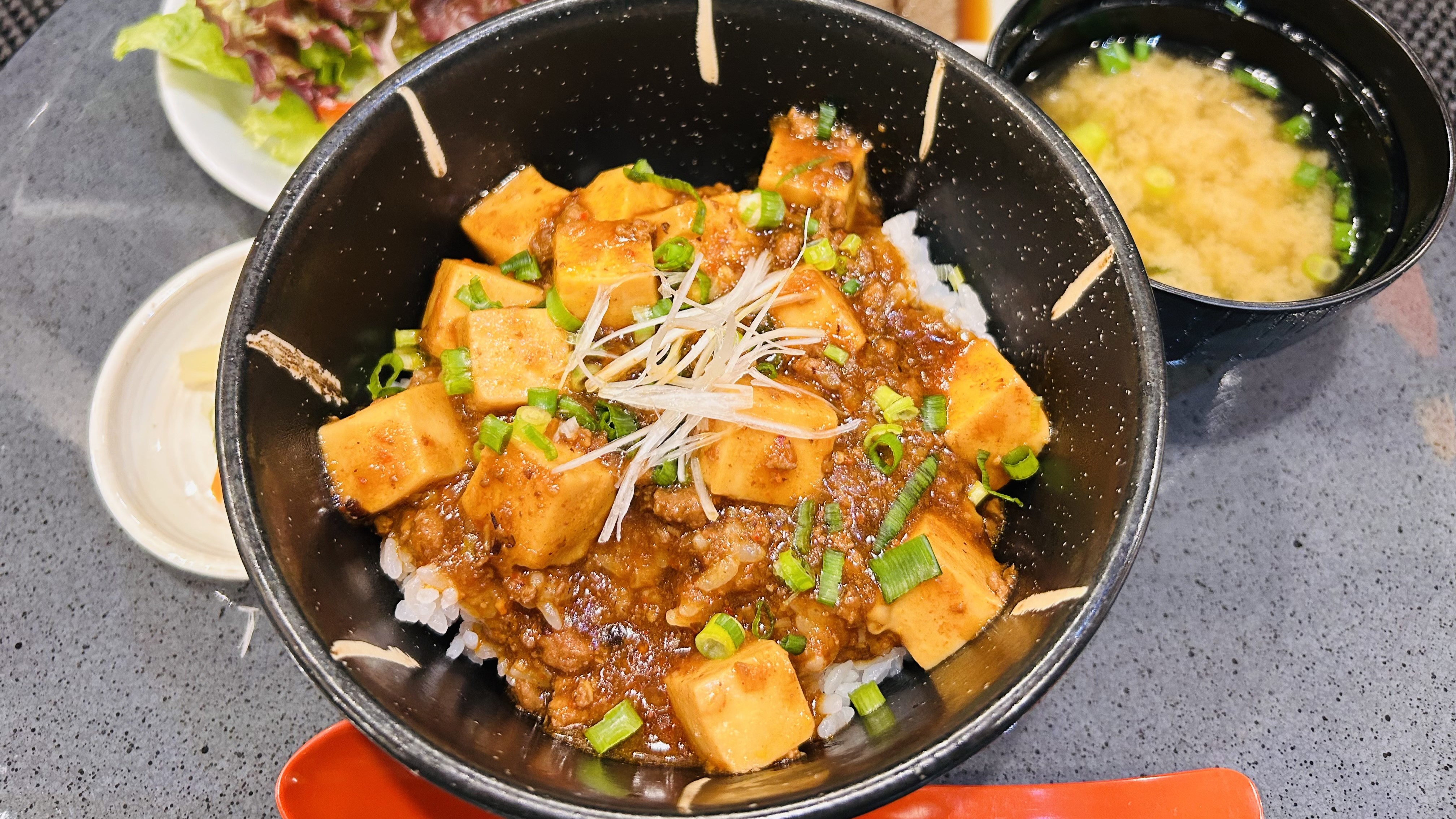 夕食～選べる定食メニュー　【麻婆丼】