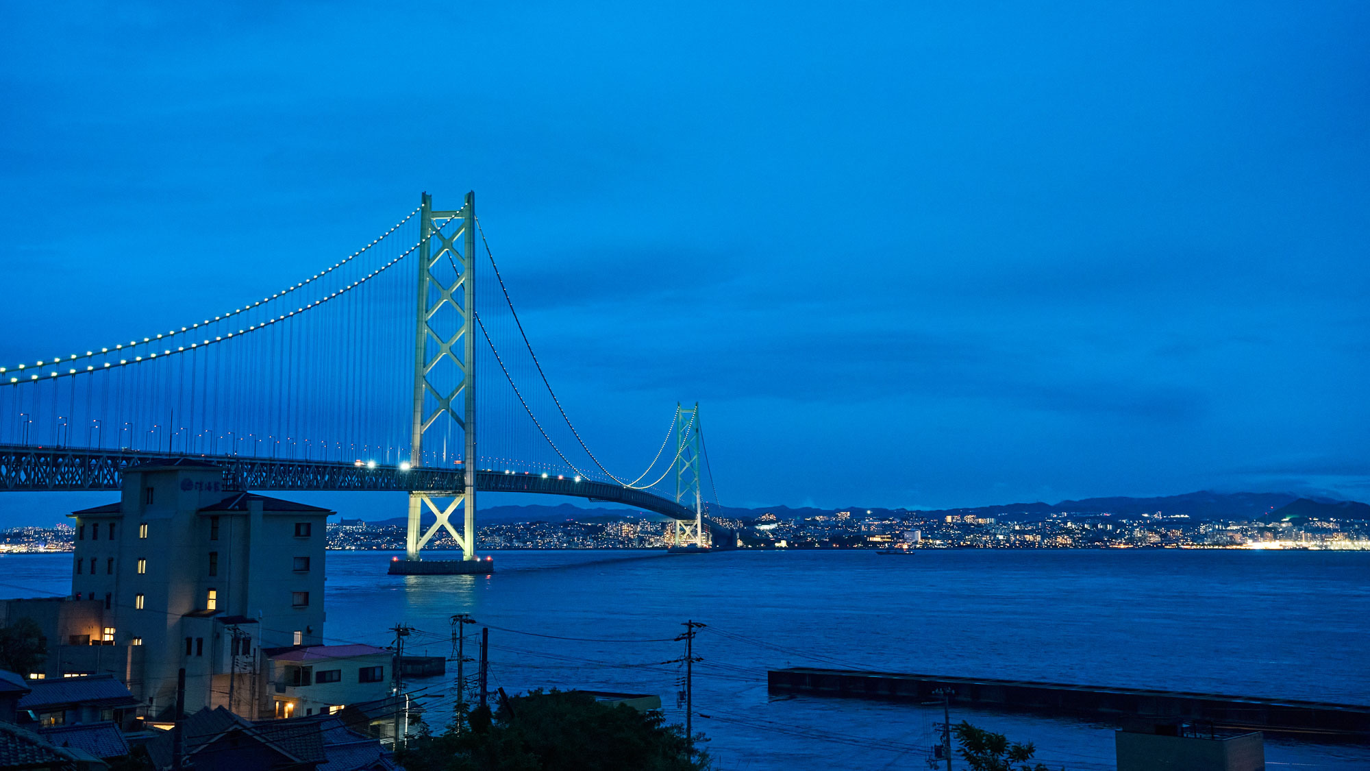 景色：明石海峡大橋と淡路島の海を一望