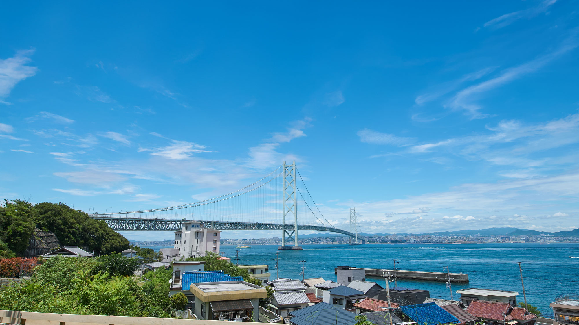 景色：明石海峡大橋と淡路島の海を一望