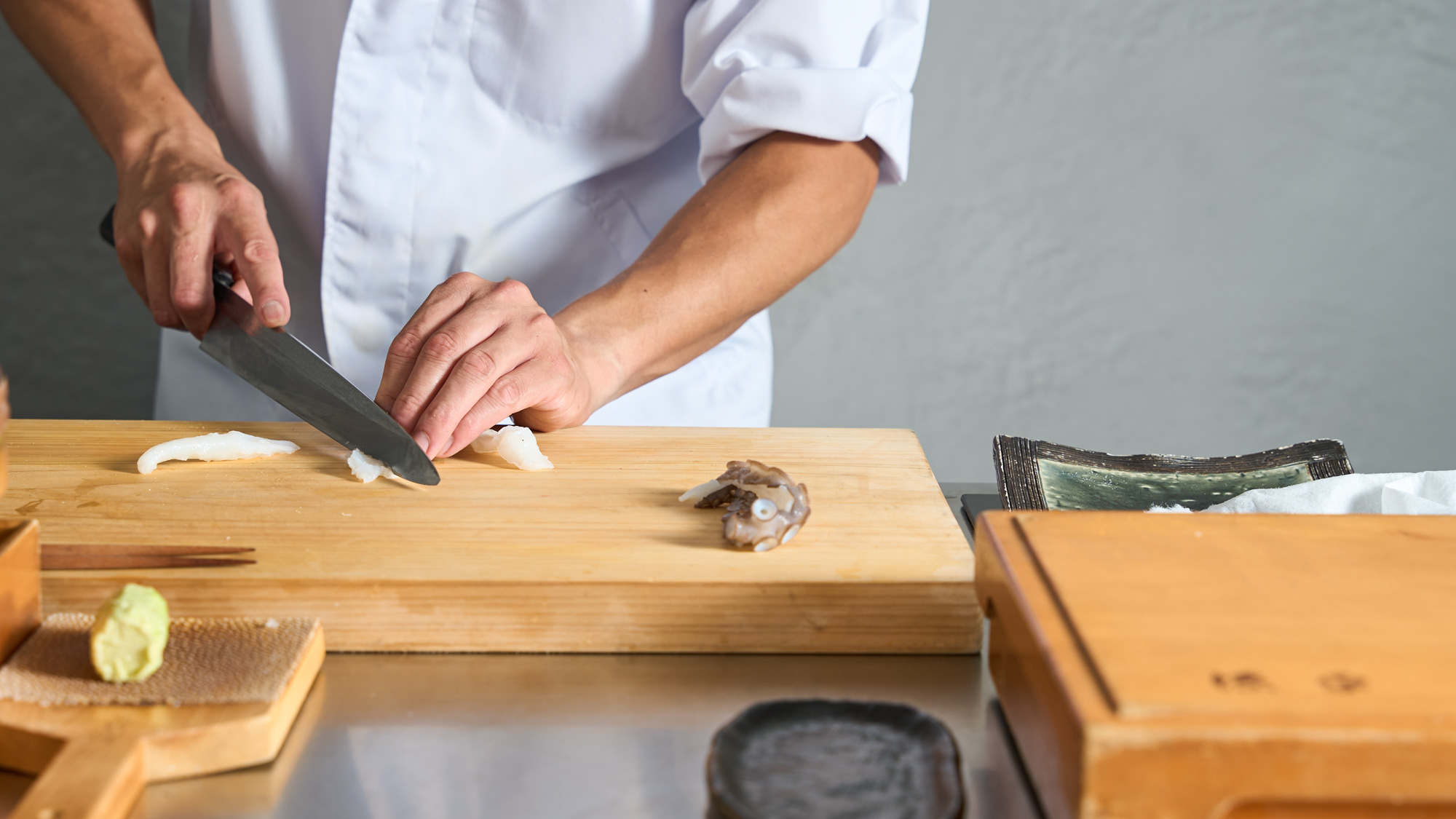 夕食（出張シェフ）：オリジナル肴コースを、 シェフが目の前で提供します
