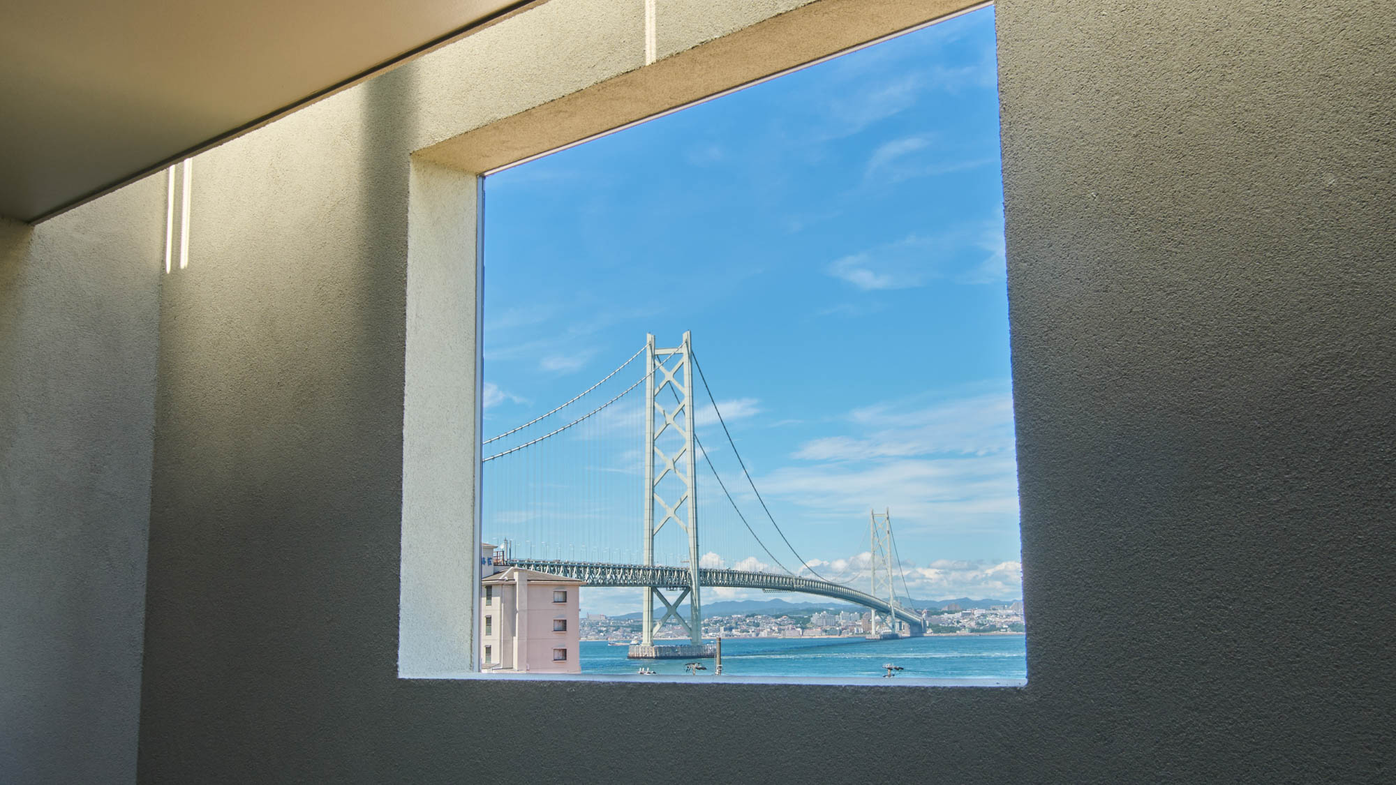 【villa1】景色：室内から明石海峡大橋と淡路島の海を一望