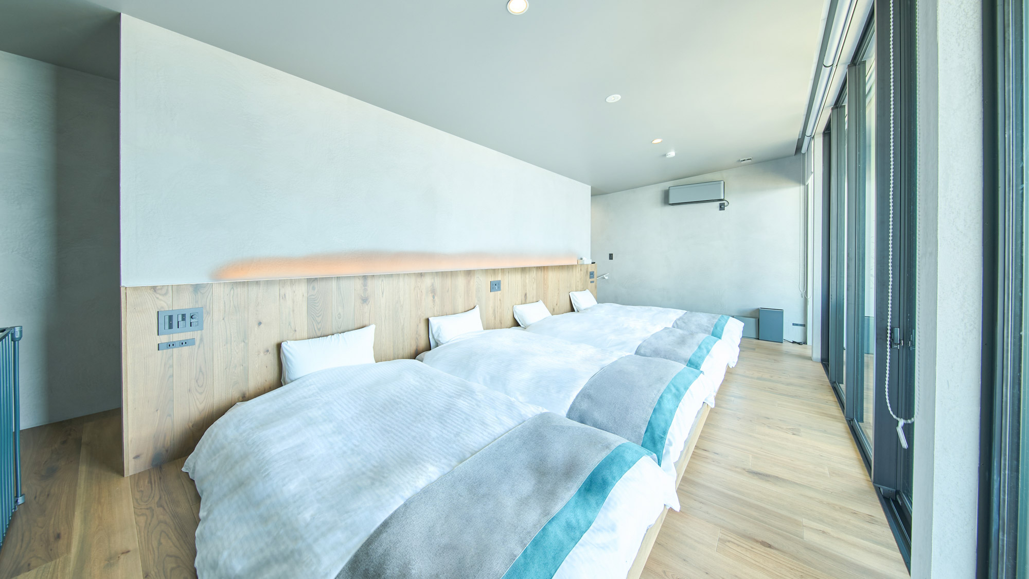 【villa2】寝室：シングルベッド4台