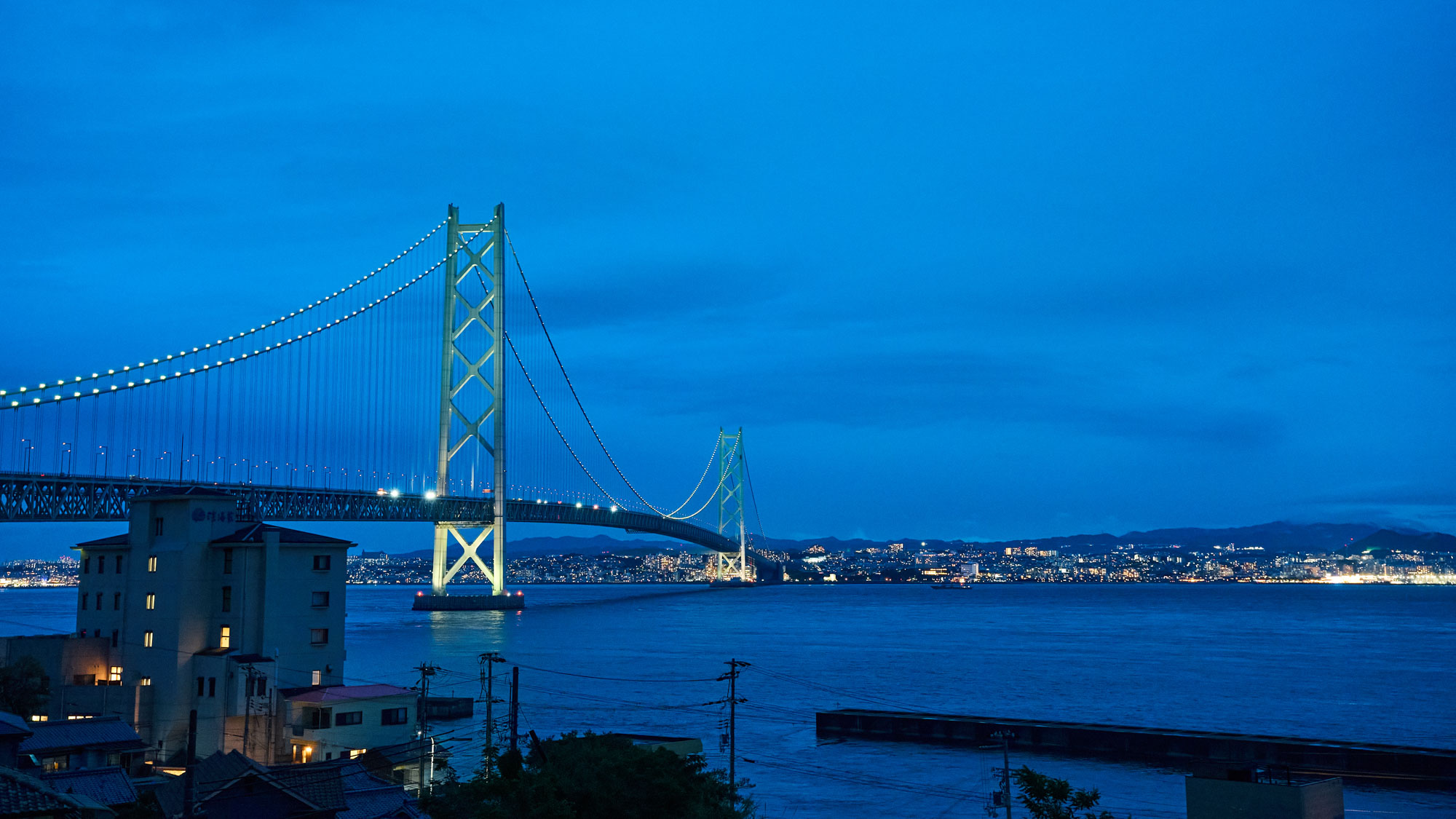 景色：明石海峡大橋と淡路島の海を一望