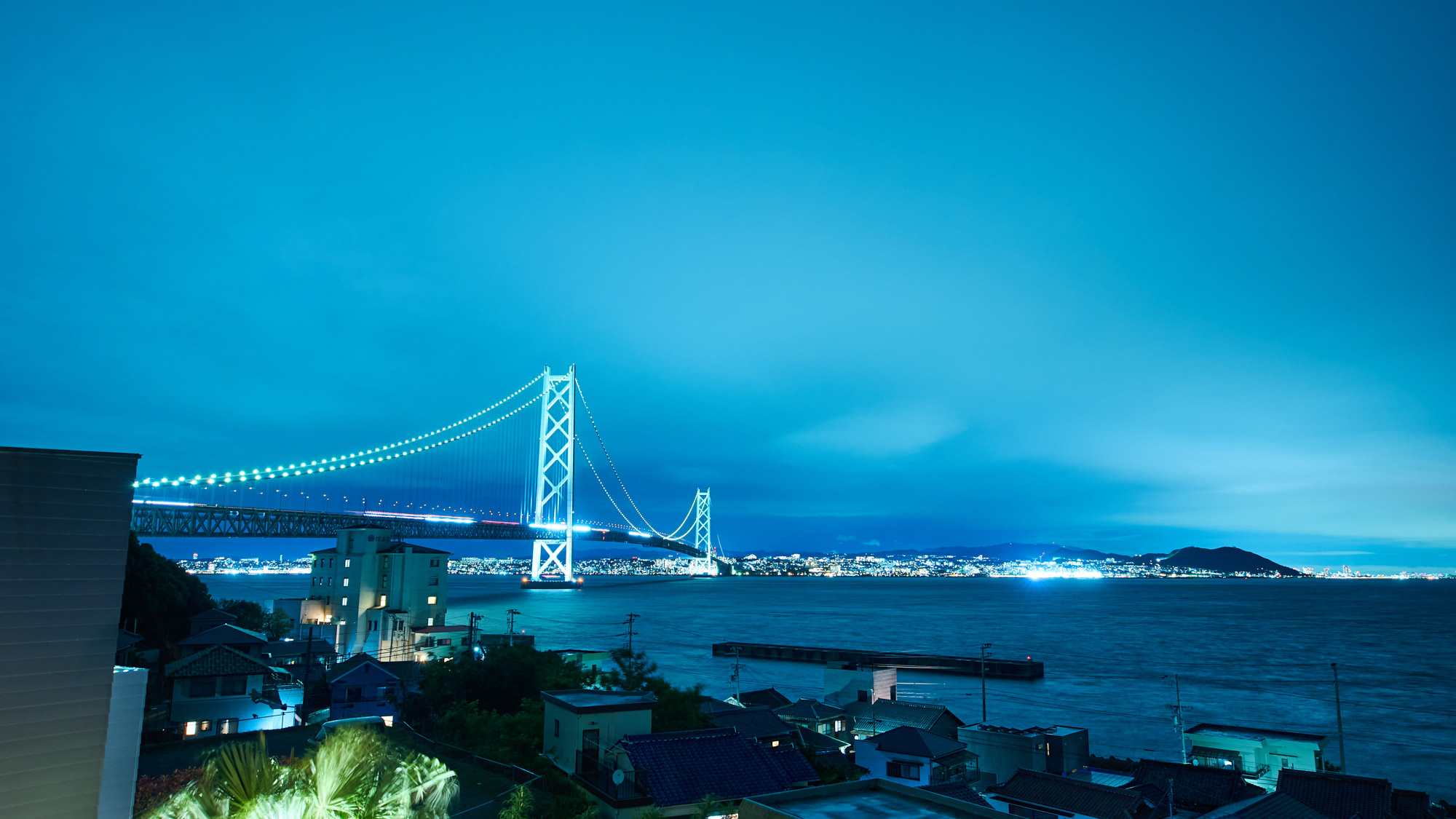 景色：明石海峡大橋と淡路島の海を一望