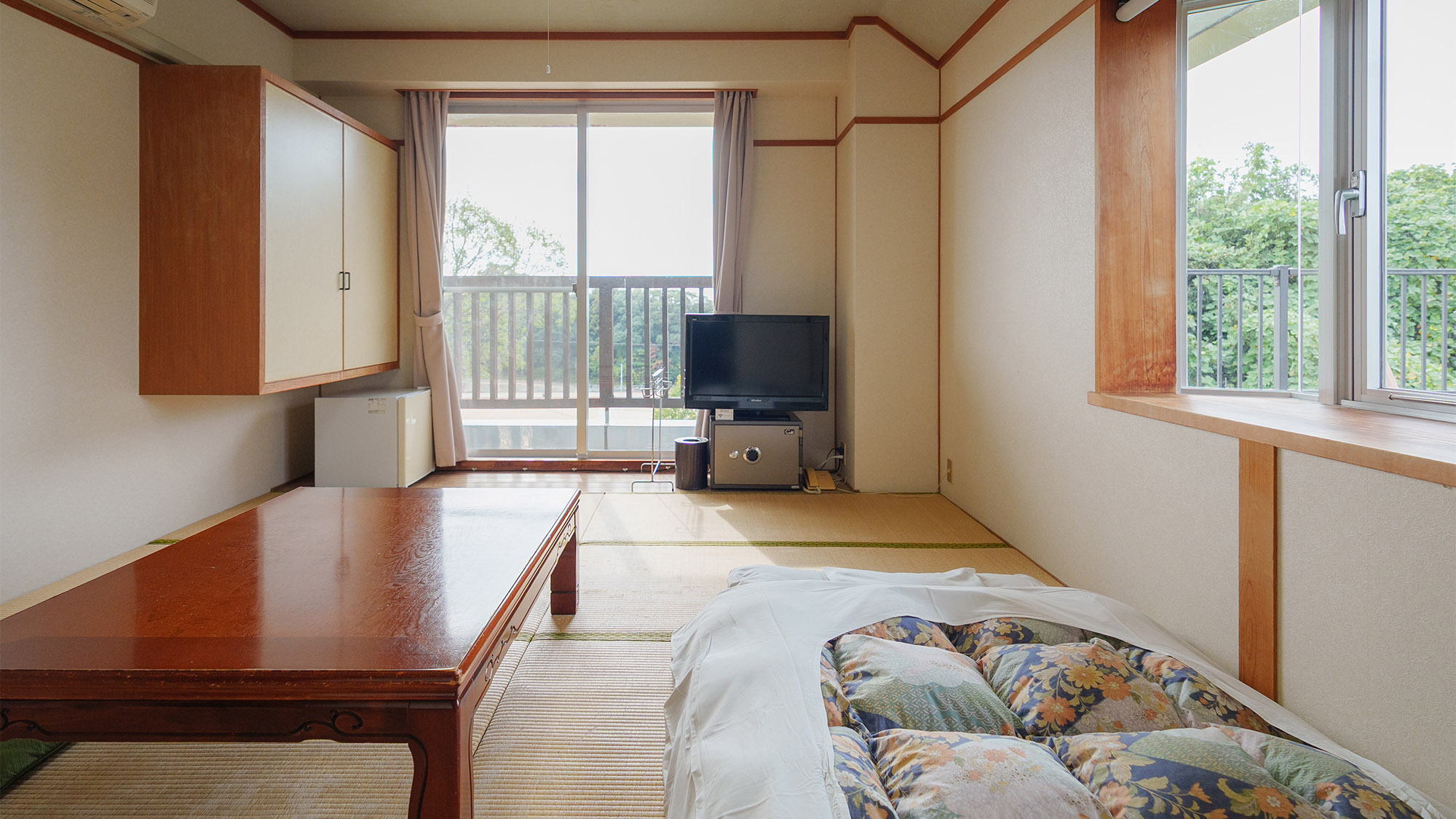 ・【客室一例／和室8畳】窓から差し込む光が心地よい明るいお部屋です