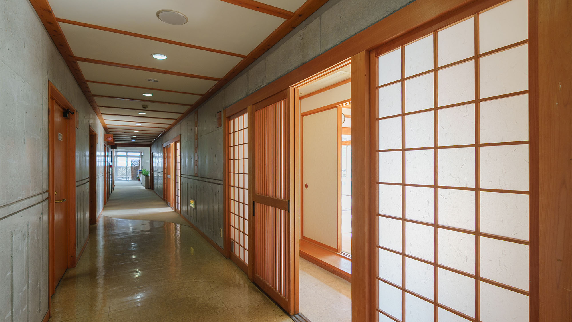 ・【廊下】静寂に包まれた空間。やわらかな光が障子から差し込みます