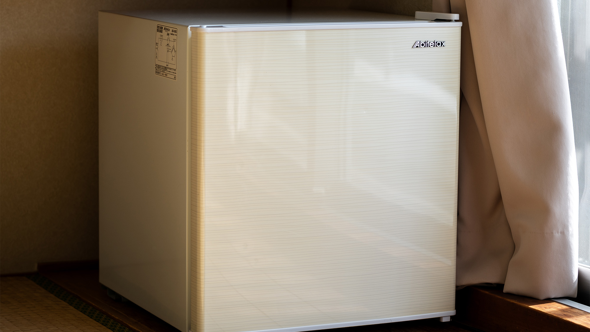 ・【冷蔵庫】ちょっとした食べ物や飲み物の保冷に。客室に設置しています