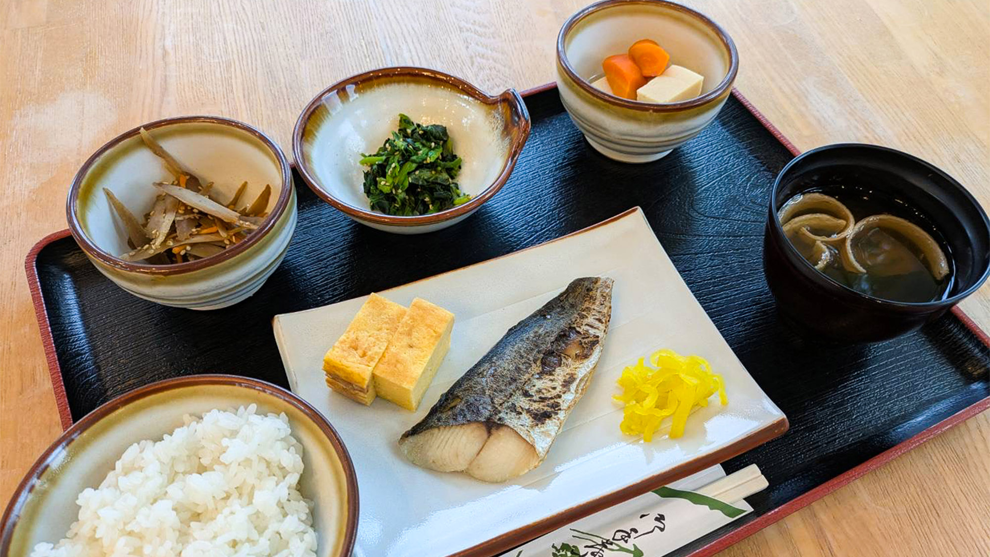・【朝食】朝食は焼き魚をメインとした和食です。小鉢付きで満足感があります