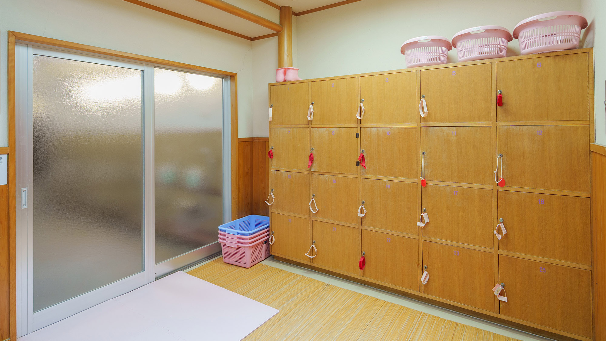 ・【大浴場】十分なサイズのロッカーで快適な脱衣所。ゆったりとお着替えください