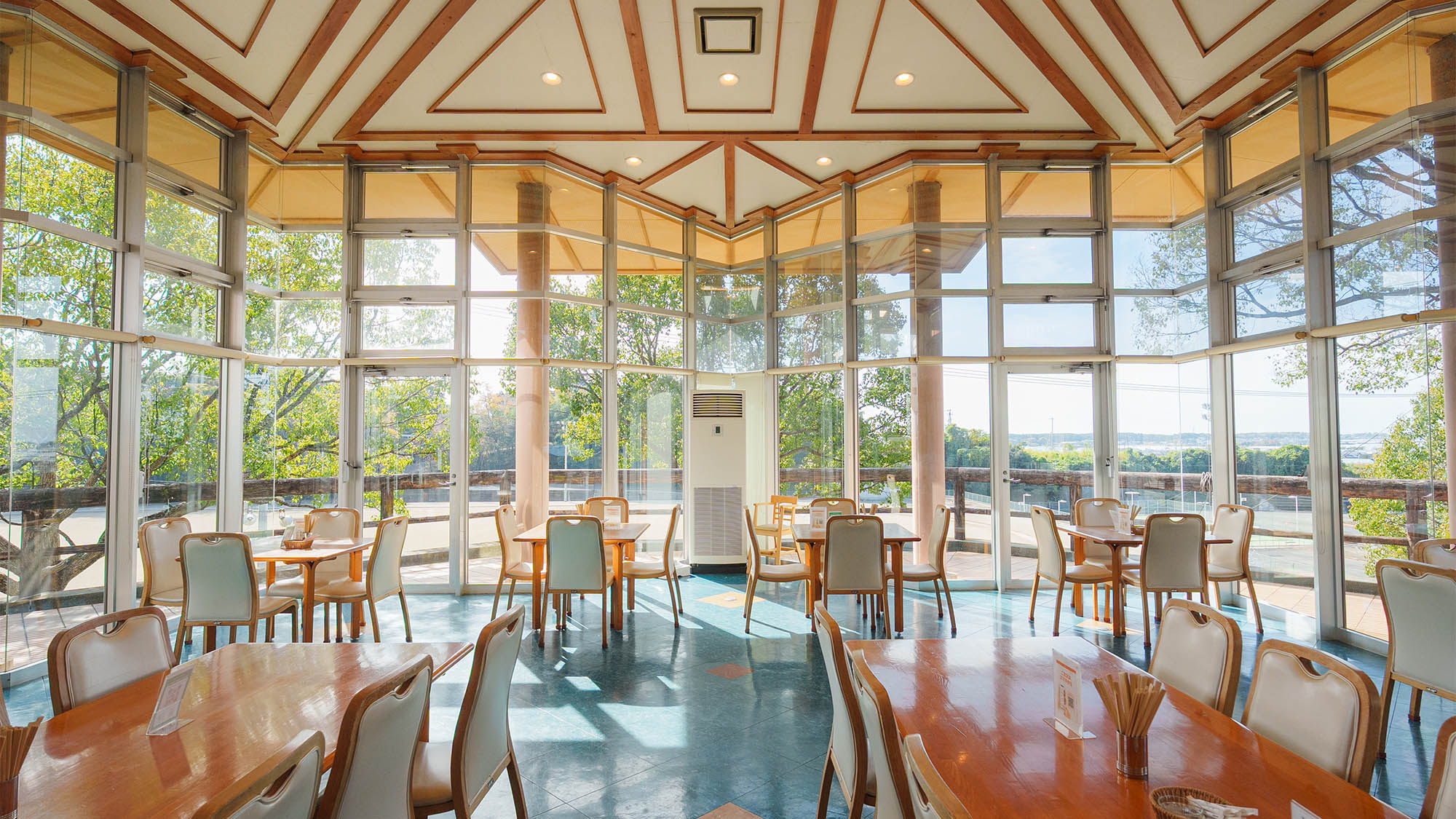 ・【レストラン】芸西の澄んだ空に輝く星々にちなみ星の形を取り入れてた店内デザイン