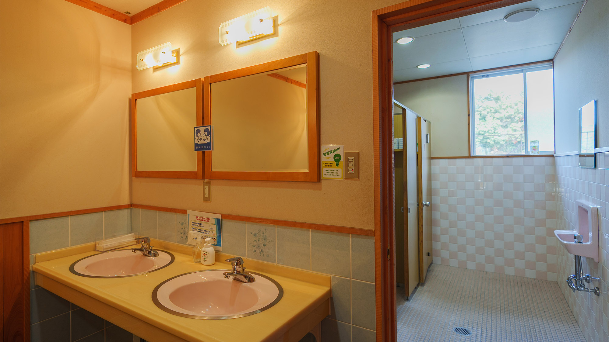 ・【トイレ】温かみのある照明。洗面台付きのトイレを完備しています