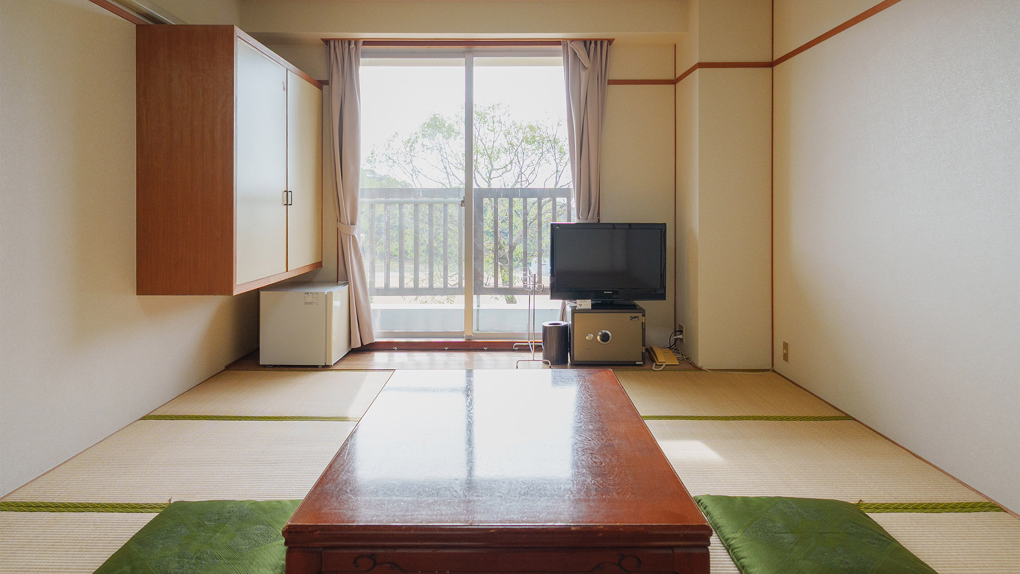 ・【客室一例／和室8畳】テレビ、小型冷蔵庫、机、ハンガーがお部屋にございます