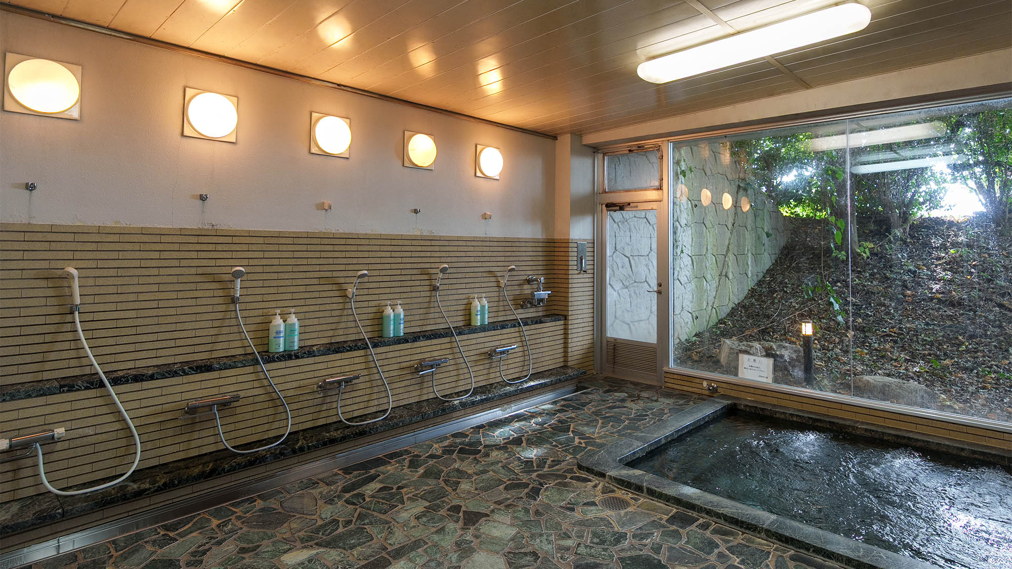 ・【大浴場】シャワーは複数ございます。他のお客様と入浴が重なっても安心です