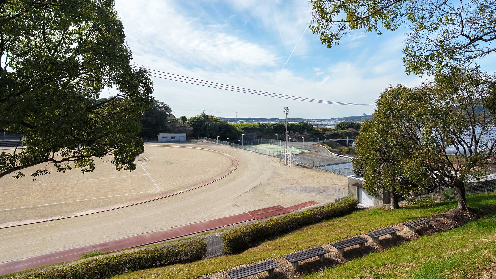 ・【陸上競技場】隣接する陸上競技場（サッカーも可能）が見えます。スポーツ団体の合宿などにも最適です