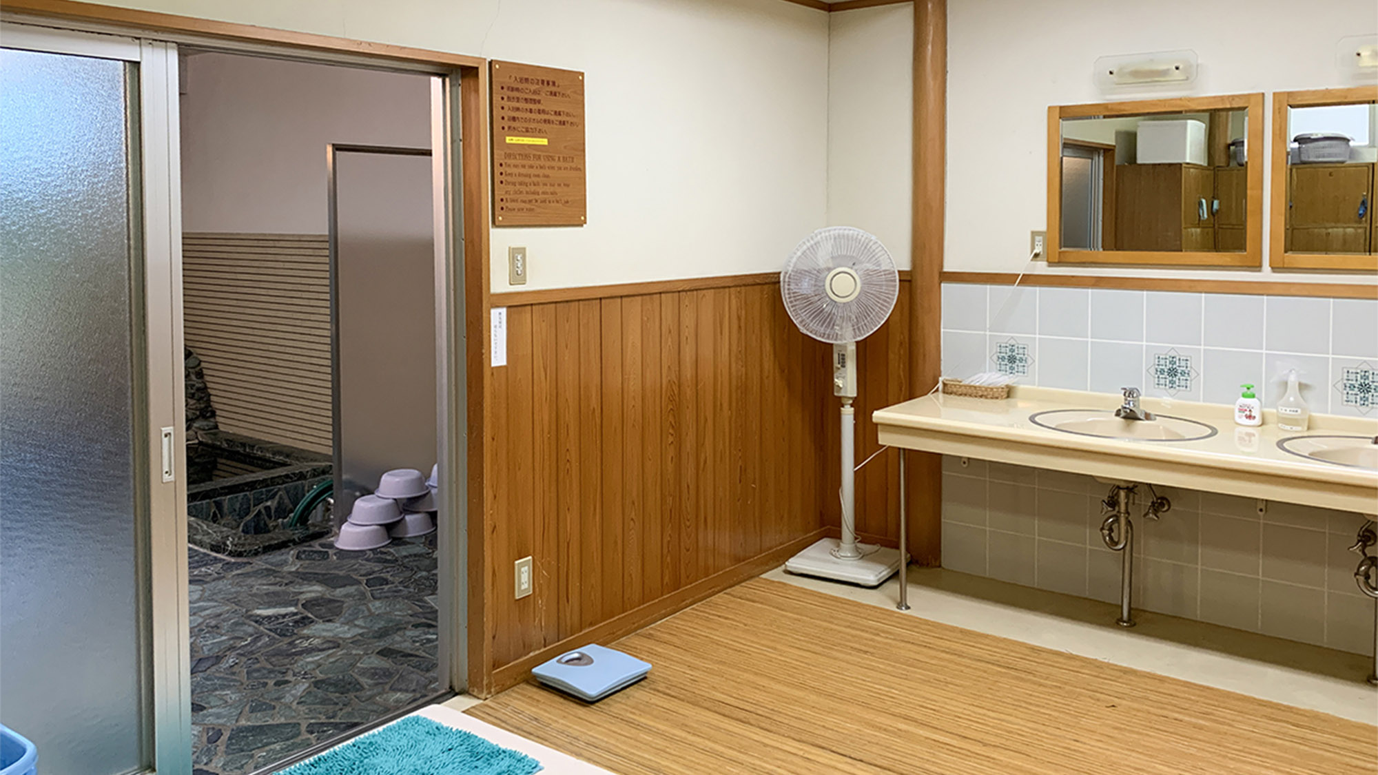 ・【大浴場】大浴場には広々とした脱衣所が併設。複数人でもゆとりをもってご利用いただけます