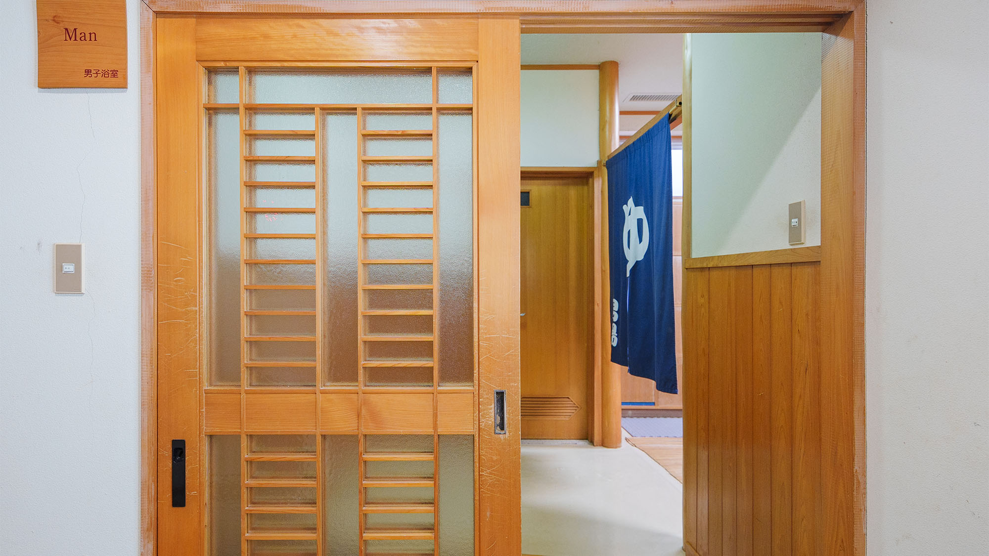 ・【大浴場／男性用】伝統的な和の空間が温もりを感じさせます。男性の方はこちらよりお入りください