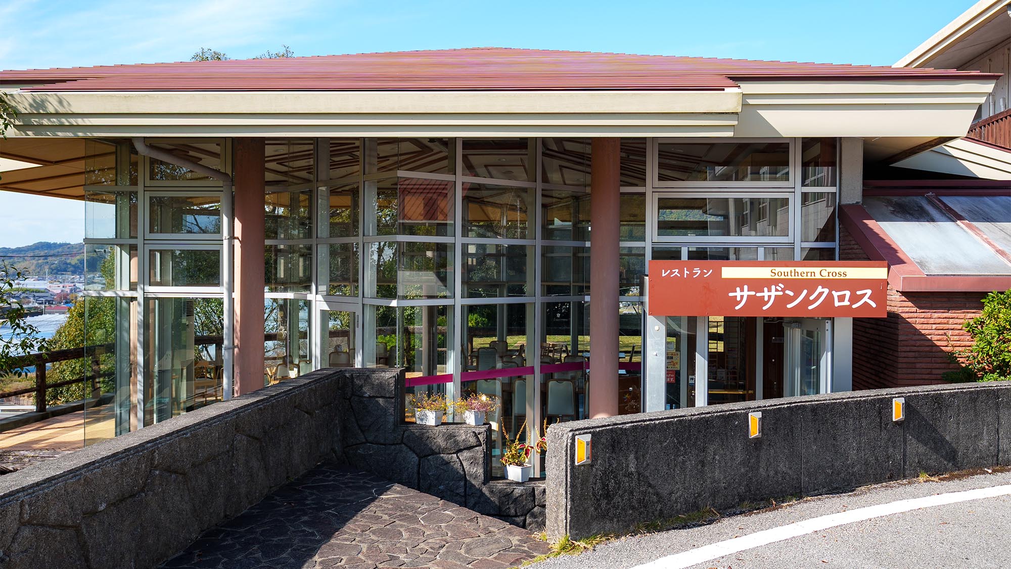 ・【レストラン／外観】隣にお食事ができる所があり便利です