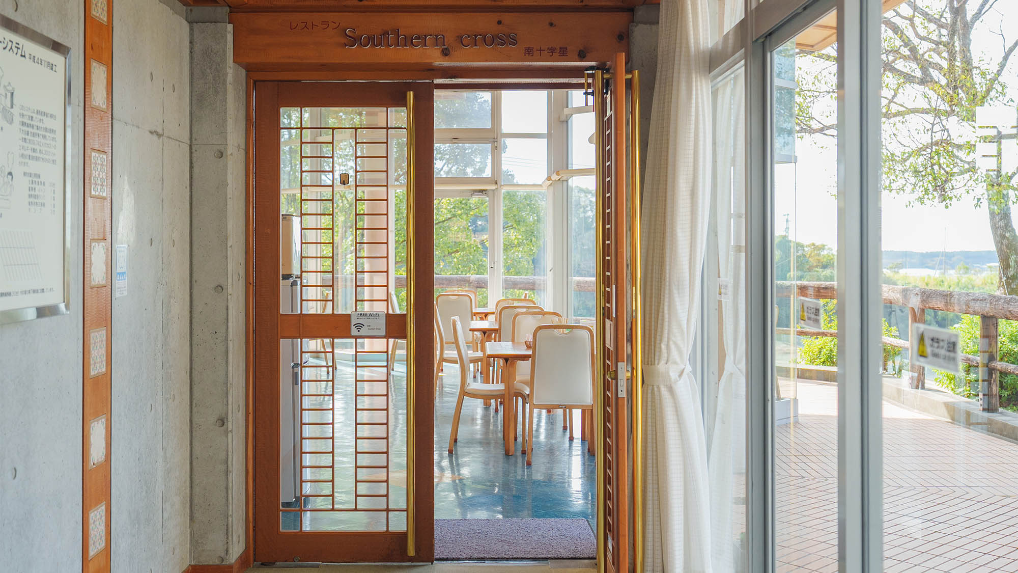 ・【レストラン／入口】当施設からレストラン「サザンクロス」へはこちらからお入りいただけます