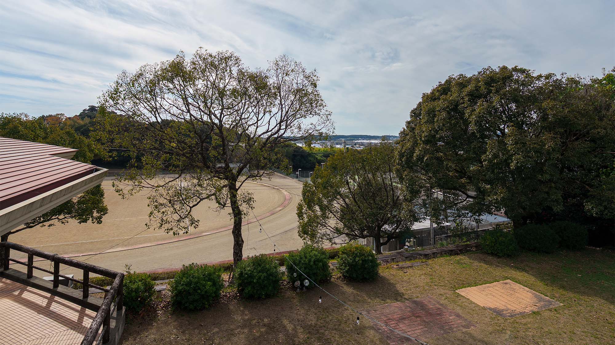 ・【陸上競技場】小高い丘にある芸西村の家。スポーツ施設が充実しています