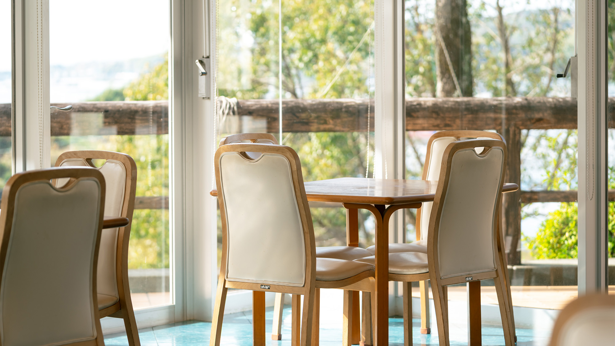 ・【レストラン】大きな窓から太陽の光が降り注ぐ心地よい空間